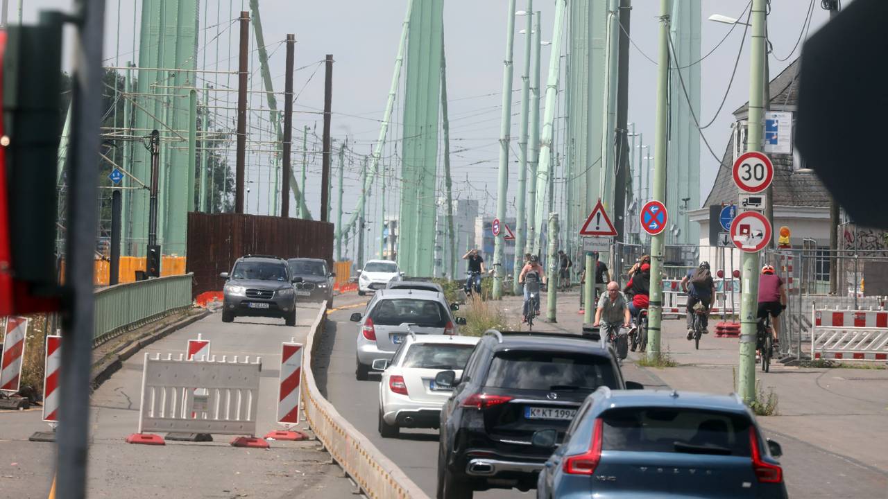 Autos fahren in beide Richtungen über die Mülheimer Brücke