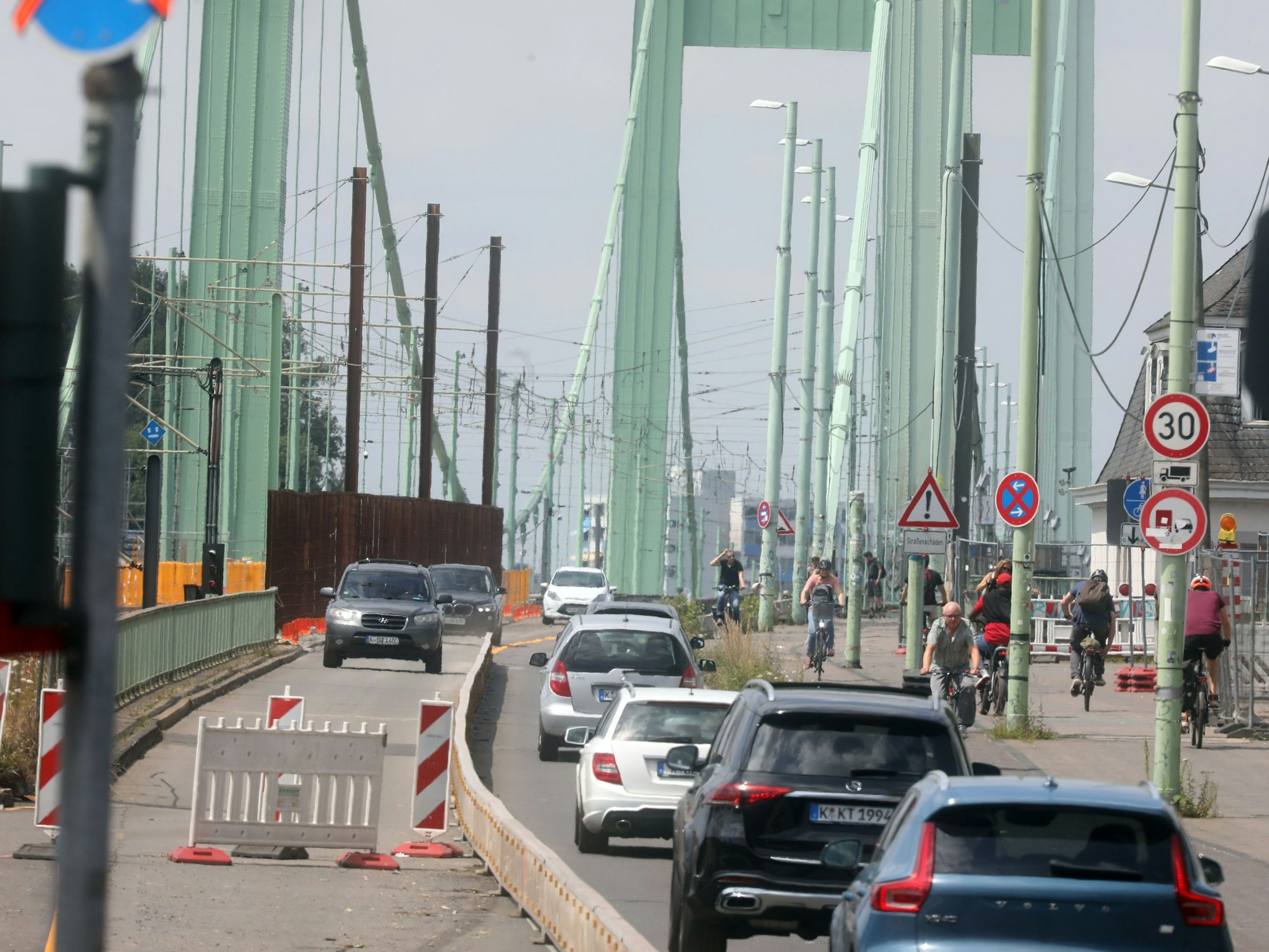 Autos fahren in beide Richtungen über die Mülheimer Brücke