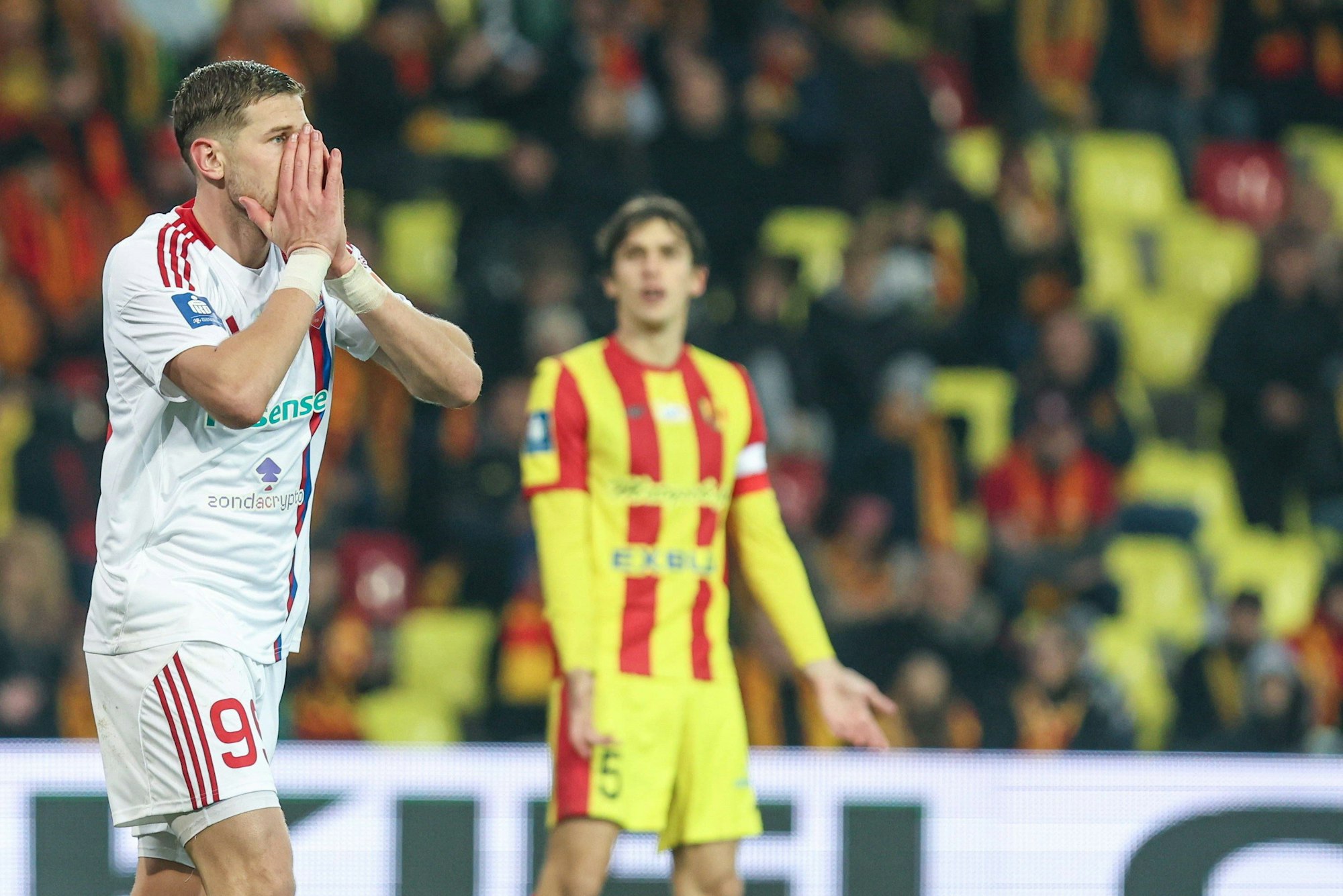 Imad Rondic schlägt sich die Hände vors Gesicht.