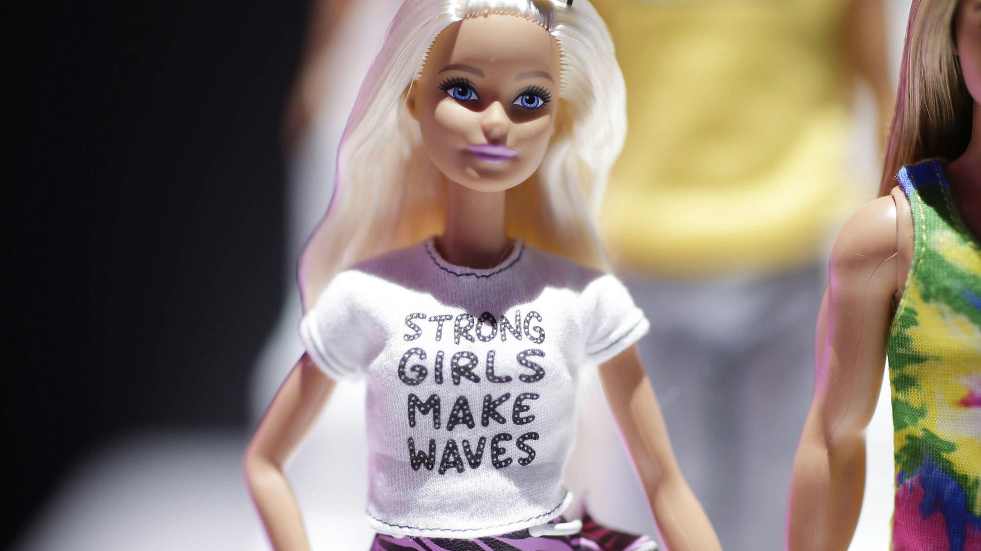 Zwei Spielzeugpuppen in modischer Kleidung