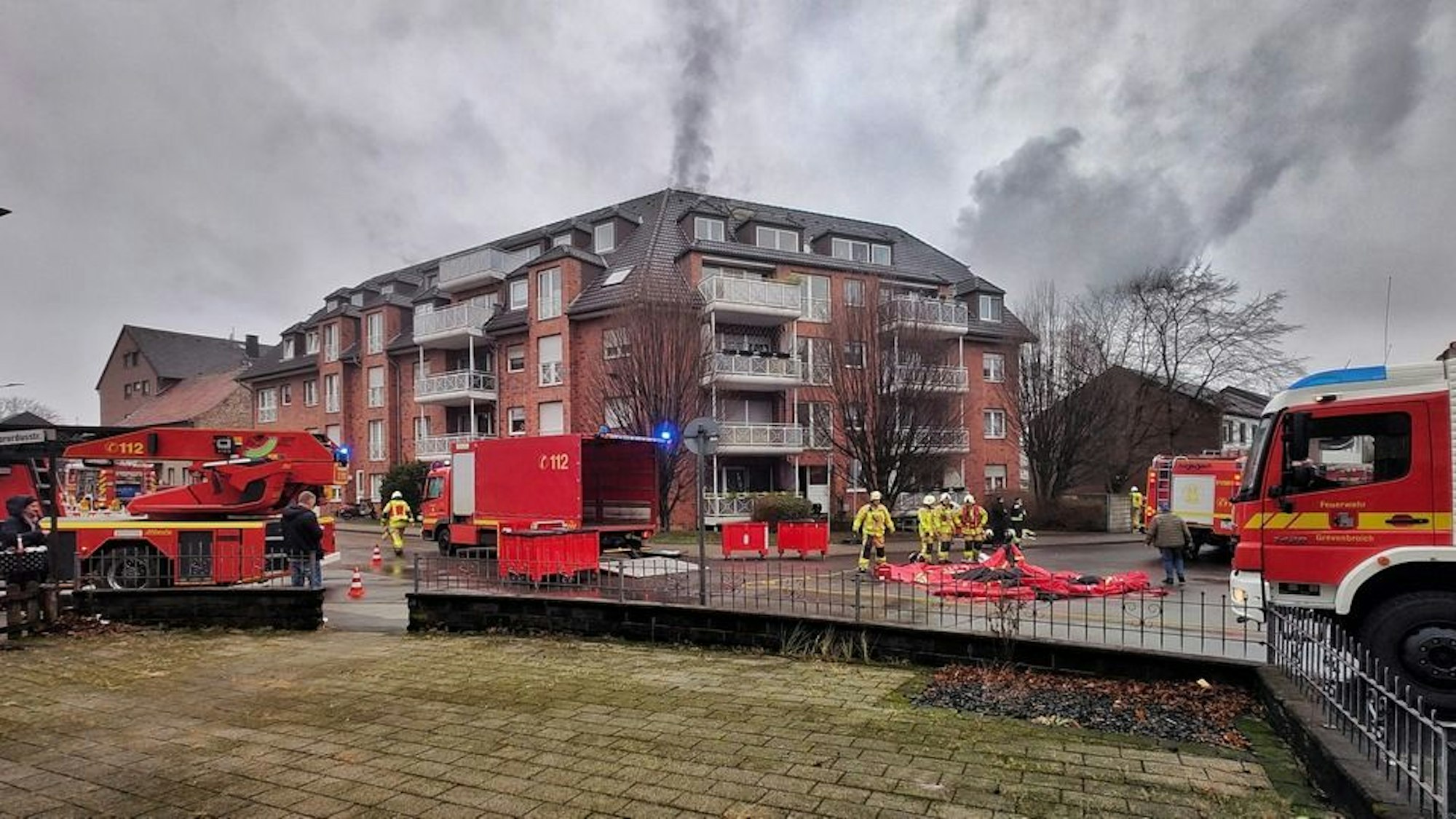 Feuerwehrleute im Einsatz bei einem Brand in einer Tiefgarage.