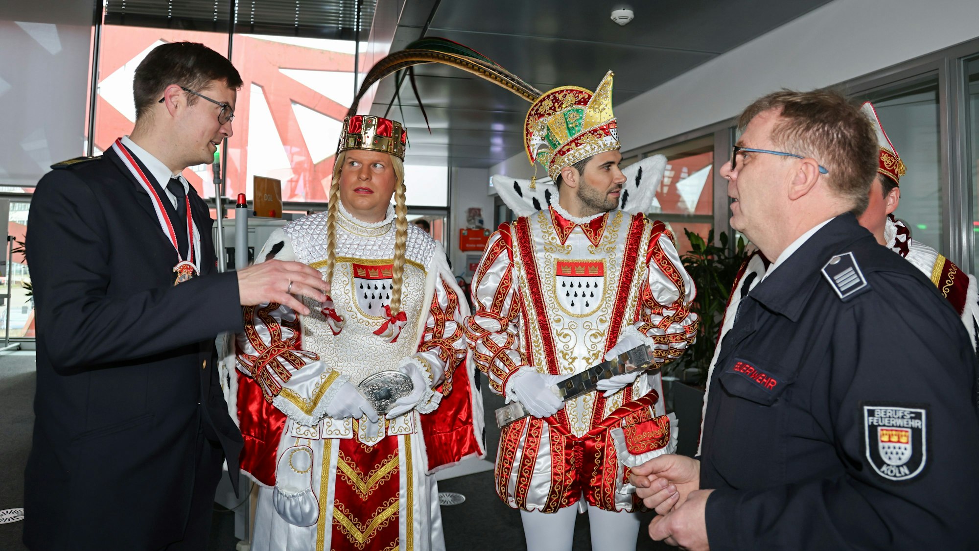 Das Dreigestirn besichtigt die Leitstelle der Feuerwehr.
