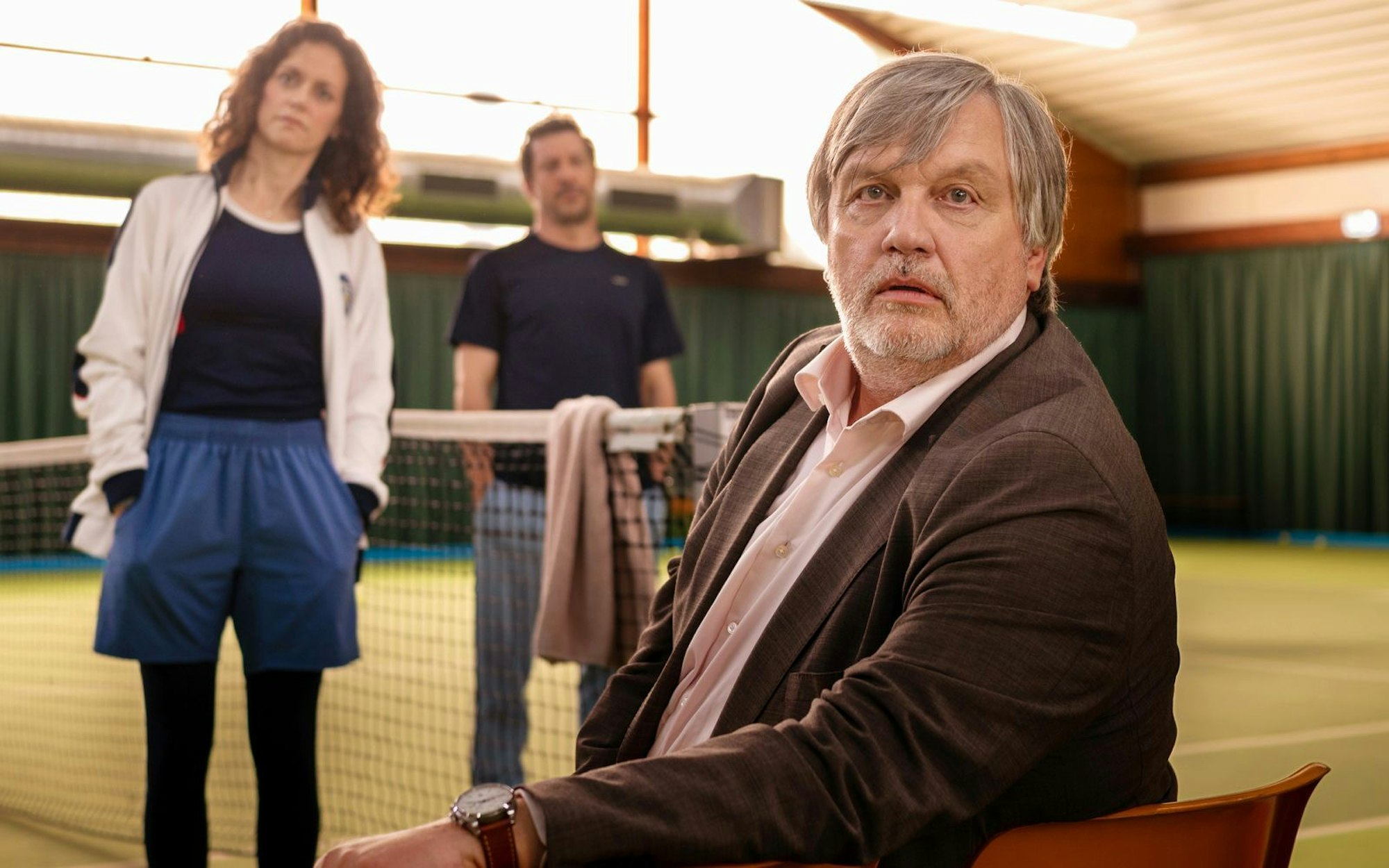 Tennisclub-Vorstand Heribert (Hape Kerkeling) ist im Streit um einen neuen Grill bald schon mit den Nerven am Ende. (Bild: Studiocanal GmbH/Daniel Gottschalk)