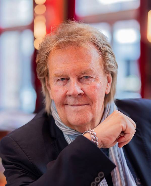 ARCHIV - 22.08.2025, Nordrhein-Westfalen, Düsseldorf: Howard Carpendale, Sänger und Entertainer, aufgenommen im Schlager-Café. (zu dpa: «Carpendale über Krisen, Musik und das Glück mit 80 Jahren») Foto: Rolf Vennenbernd/dpa +++ dpa-Bildfunk +++
