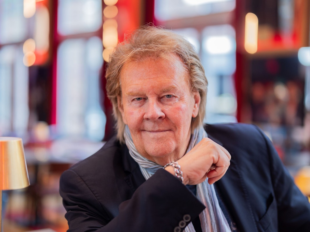 ARCHIV - 22.08.2025, Nordrhein-Westfalen, Düsseldorf: Howard Carpendale, Sänger und Entertainer, aufgenommen im Schlager-Café. (zu dpa: «Carpendale über Krisen, Musik und das Glück mit 80 Jahren») Foto: Rolf Vennenbernd/dpa +++ dpa-Bildfunk +++