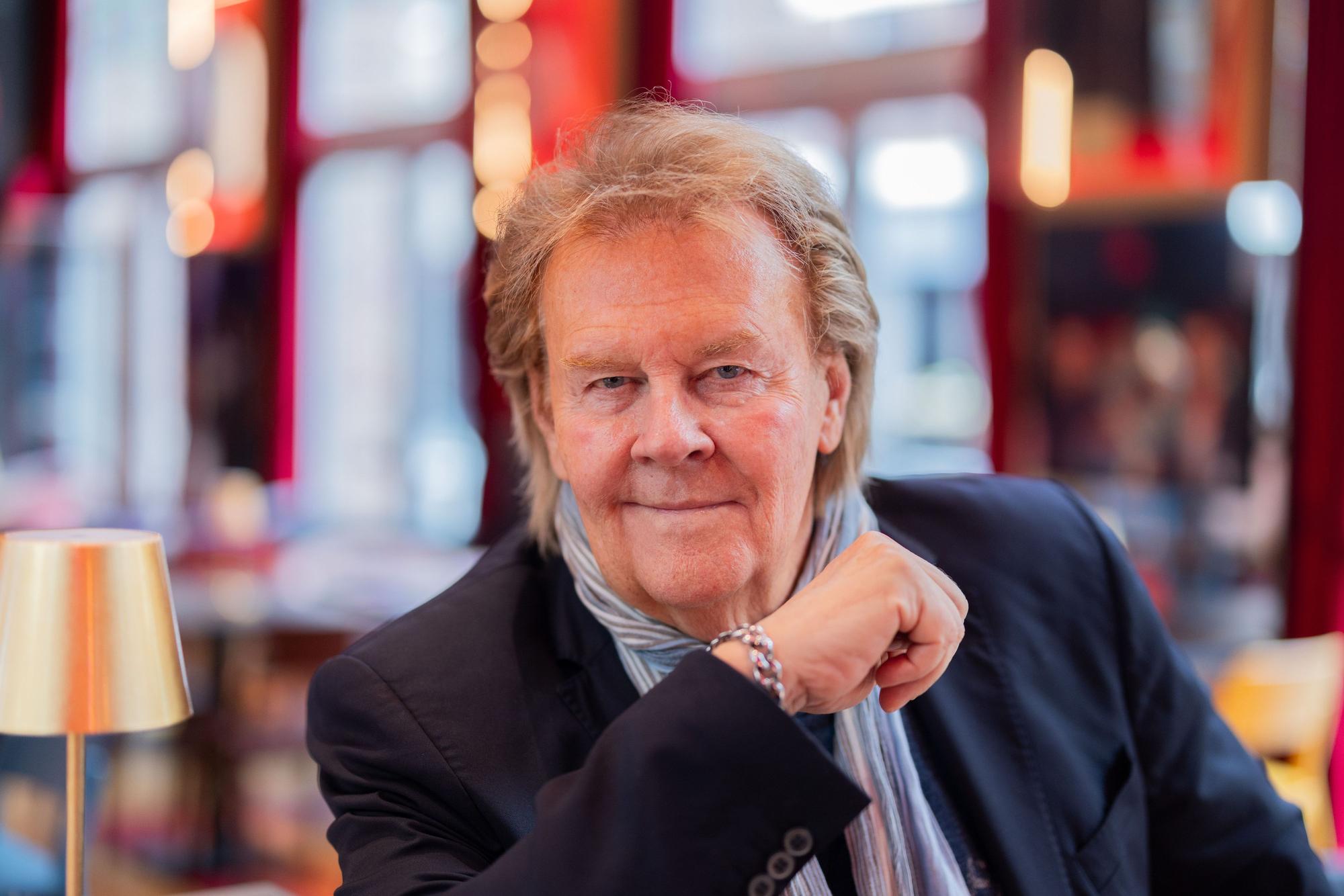 ARCHIV - 22.08.2025, Nordrhein-Westfalen, Düsseldorf: Howard Carpendale, Sänger und Entertainer, aufgenommen im Schlager-Café. (zu dpa: «Carpendale über Krisen, Musik und das Glück mit 80 Jahren») Foto: Rolf Vennenbernd/dpa +++ dpa-Bildfunk +++