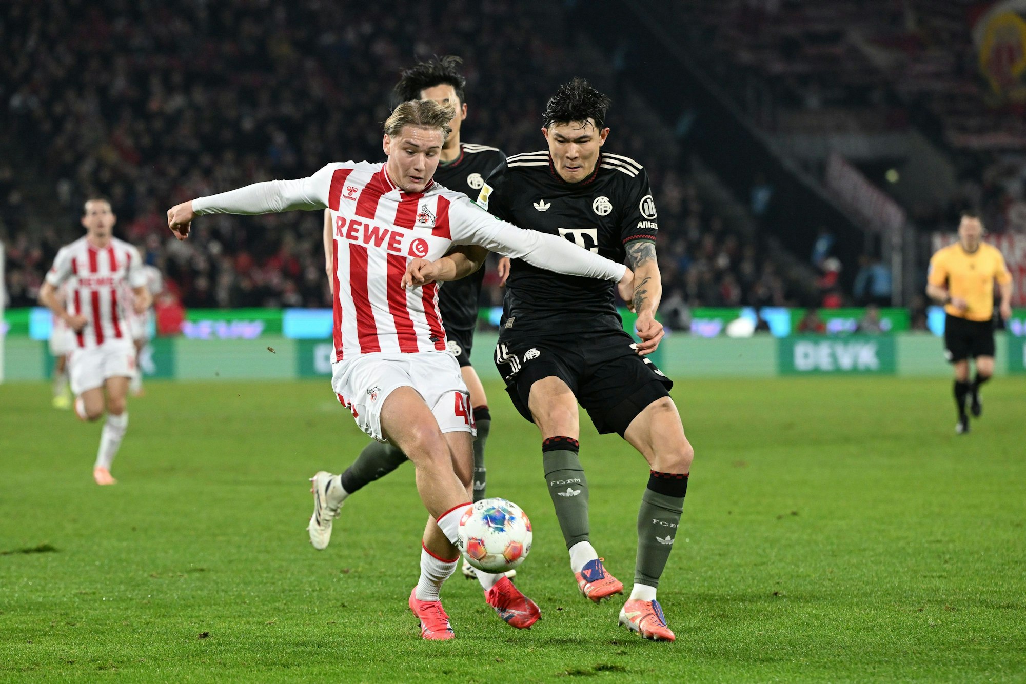 Fynn Schenten im Zweikampf mit Min-jae Kim.