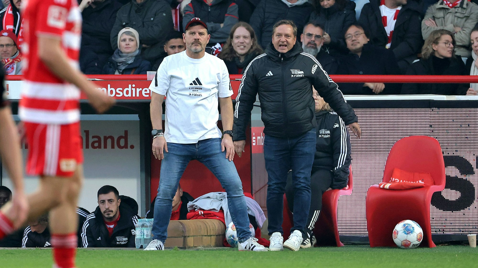 Union Berlins Trainer Steffen Baumgart schaut aufs Spielfeld, Sportdirektor Horst Heldt schimpft.