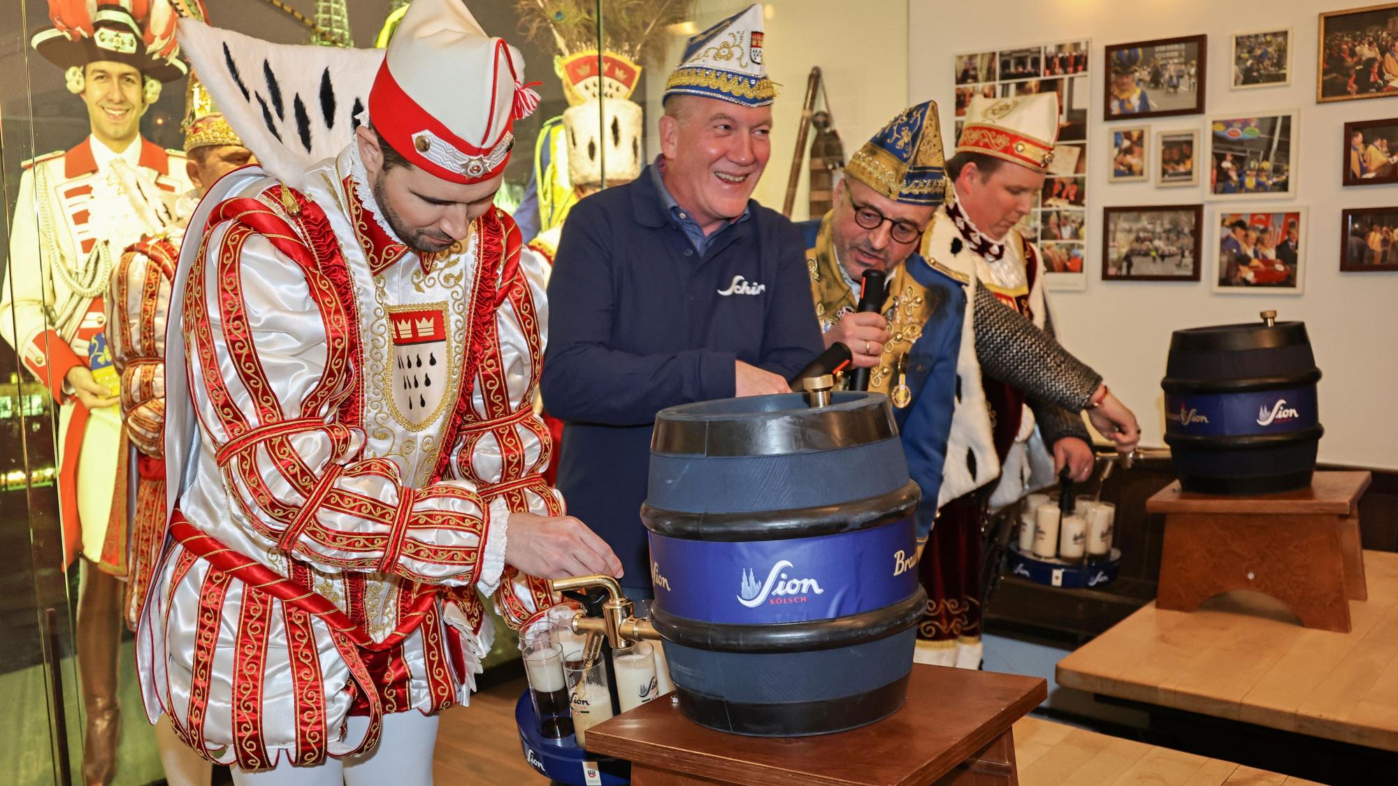 Prinz Niklas zapft einen Kranz Kölsch.