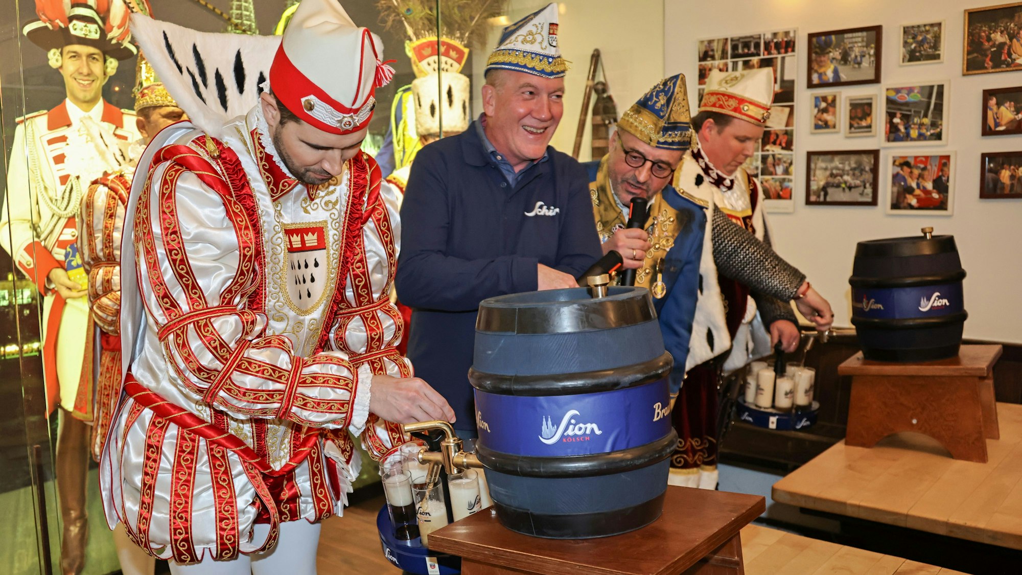 Prinz Niklas zapft einen Kranz Kölsch.