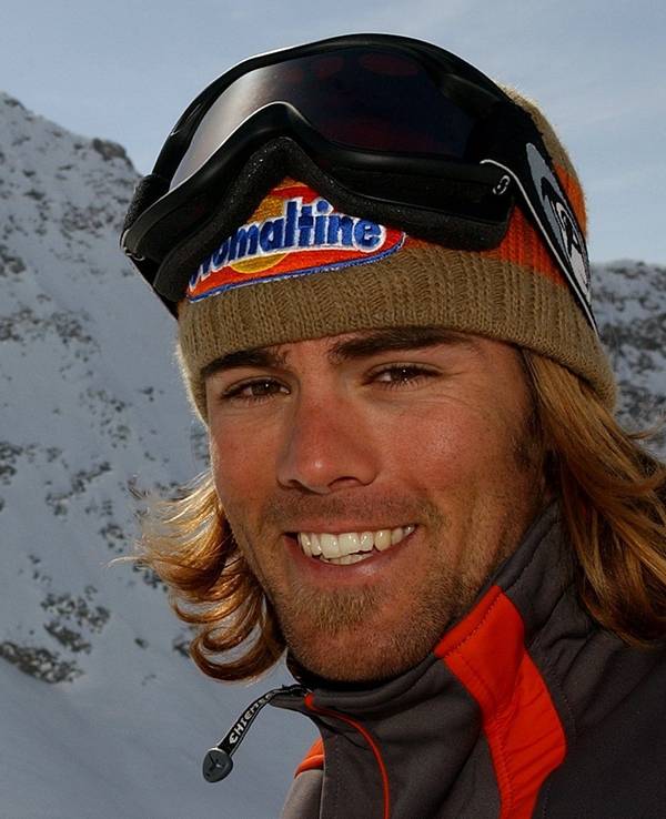 Ueli Kestenholz, Snowboarder aus der Schweiz, steht vor der Nordseite des Bec des Rosses beim Xtreme Freeride Contest.