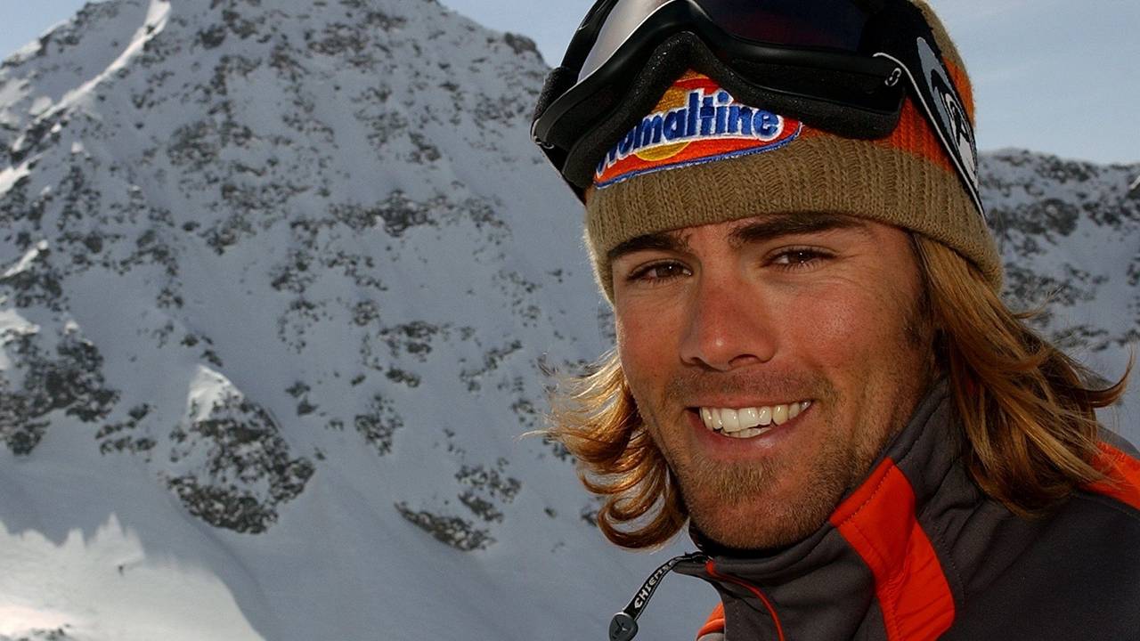 Ueli Kestenholz, Snowboarder aus der Schweiz, steht vor der Nordseite des Bec des Rosses beim Xtreme Freeride Contest.
