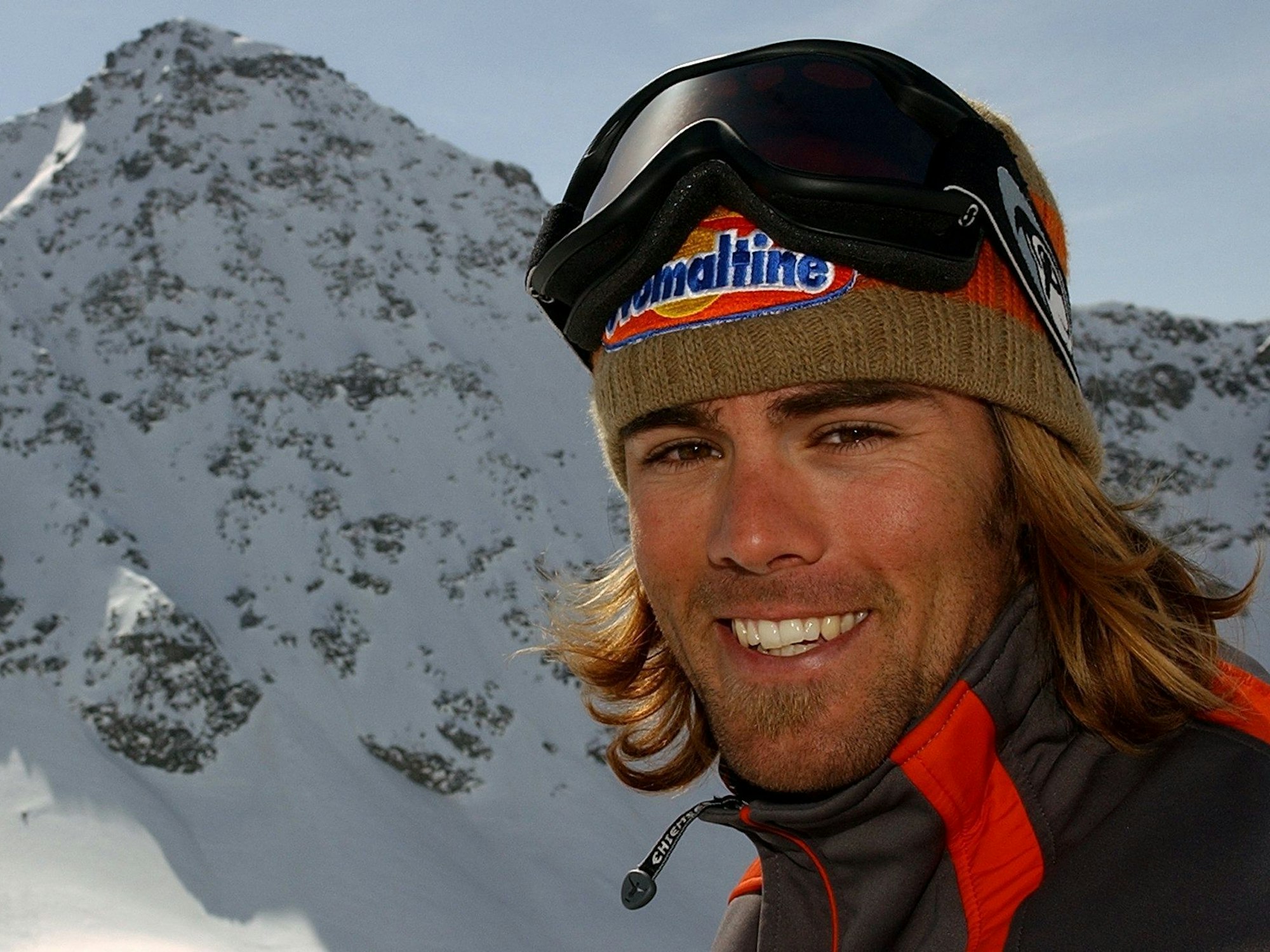 Ueli Kestenholz, Snowboarder aus der Schweiz, steht vor der Nordseite des Bec des Rosses beim Xtreme Freeride Contest.