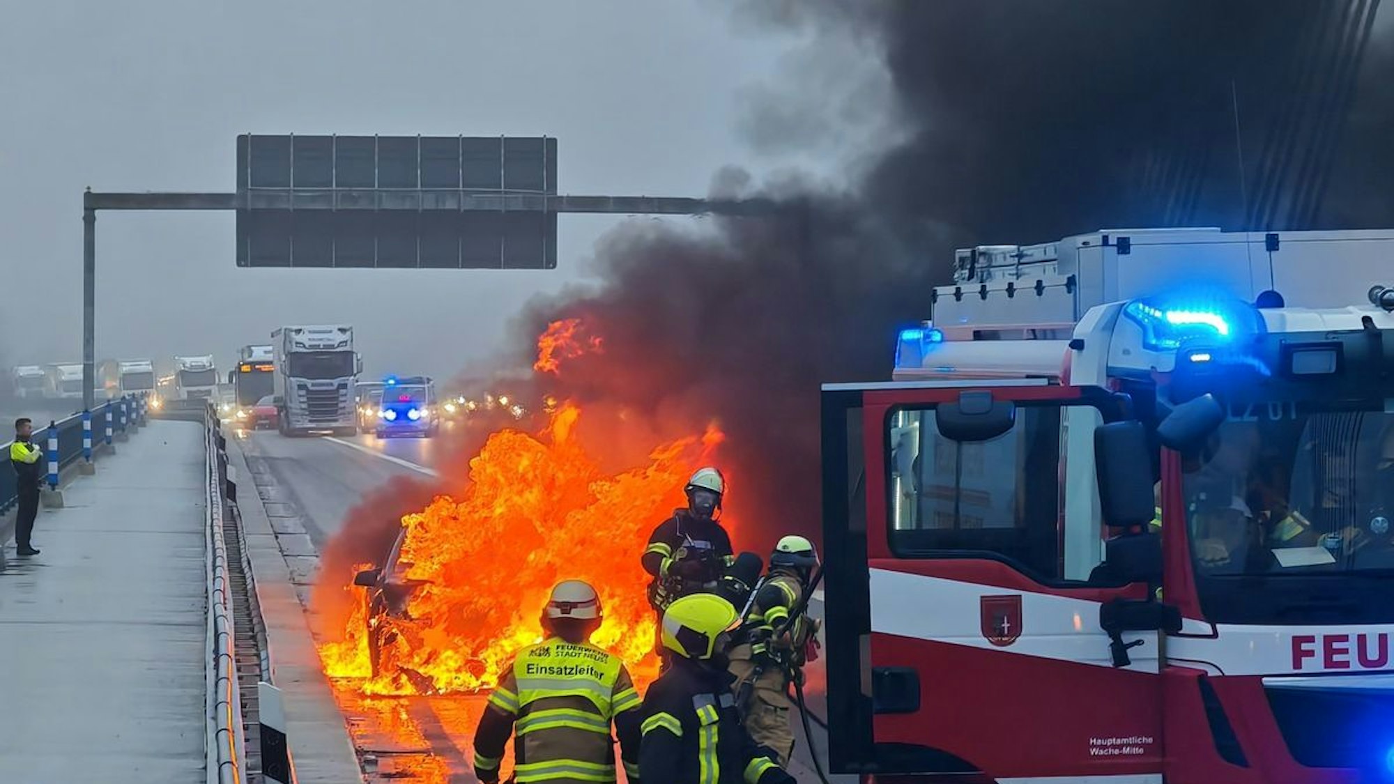 Brennender Pkw auf der Fleher Brücke.