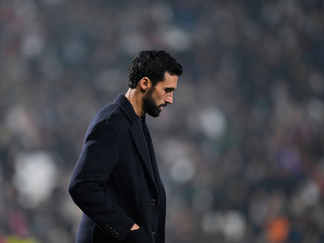 14.01.2026, Spanien, Albacete: Fußball: Pokal Spanien, Albacete Balompié - Real Madrid, Achtelfinale. Real Madrids Cheftrainer Alvaro Arbeloa betritt das Spielfeld vor der zweiten Halbzeit. Foto: Jose Breton/AP/dpa +++ dpa-Bildfunk +++