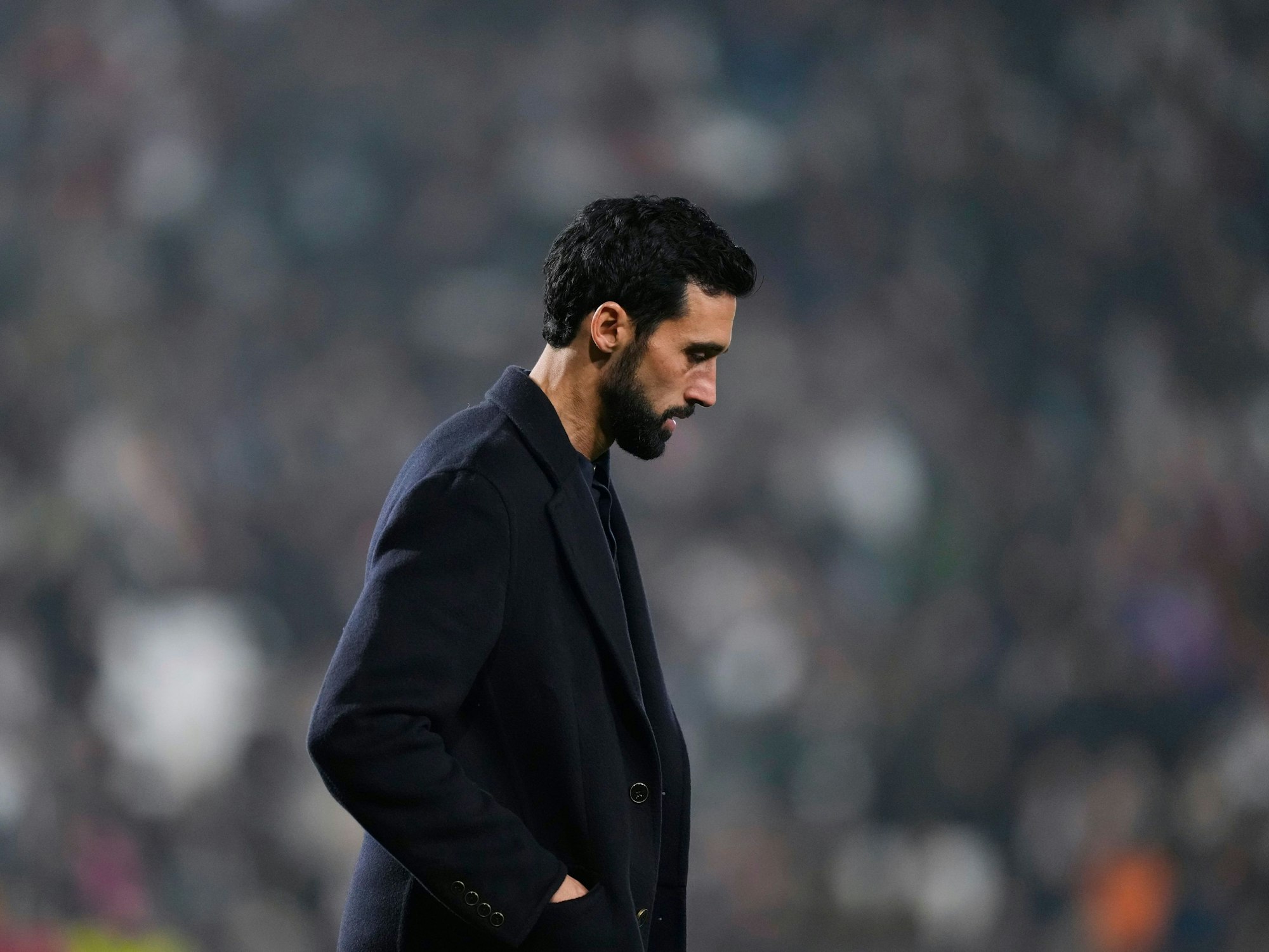 14.01.2026, Spanien, Albacete: Fußball: Pokal Spanien, Albacete Balompié - Real Madrid, Achtelfinale. Real Madrids Cheftrainer Alvaro Arbeloa betritt das Spielfeld vor der zweiten Halbzeit. Foto: Jose Breton/AP/dpa +++ dpa-Bildfunk +++