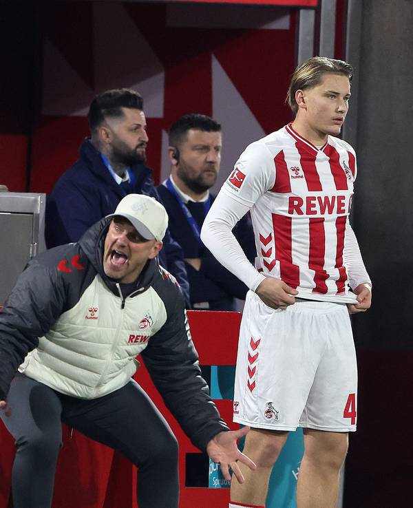 Lukas Kwasniok unter Feuer, hier schickt er Fynn Schenten (1. FC Köln) ins Spiel gegen den FC Bayern München.