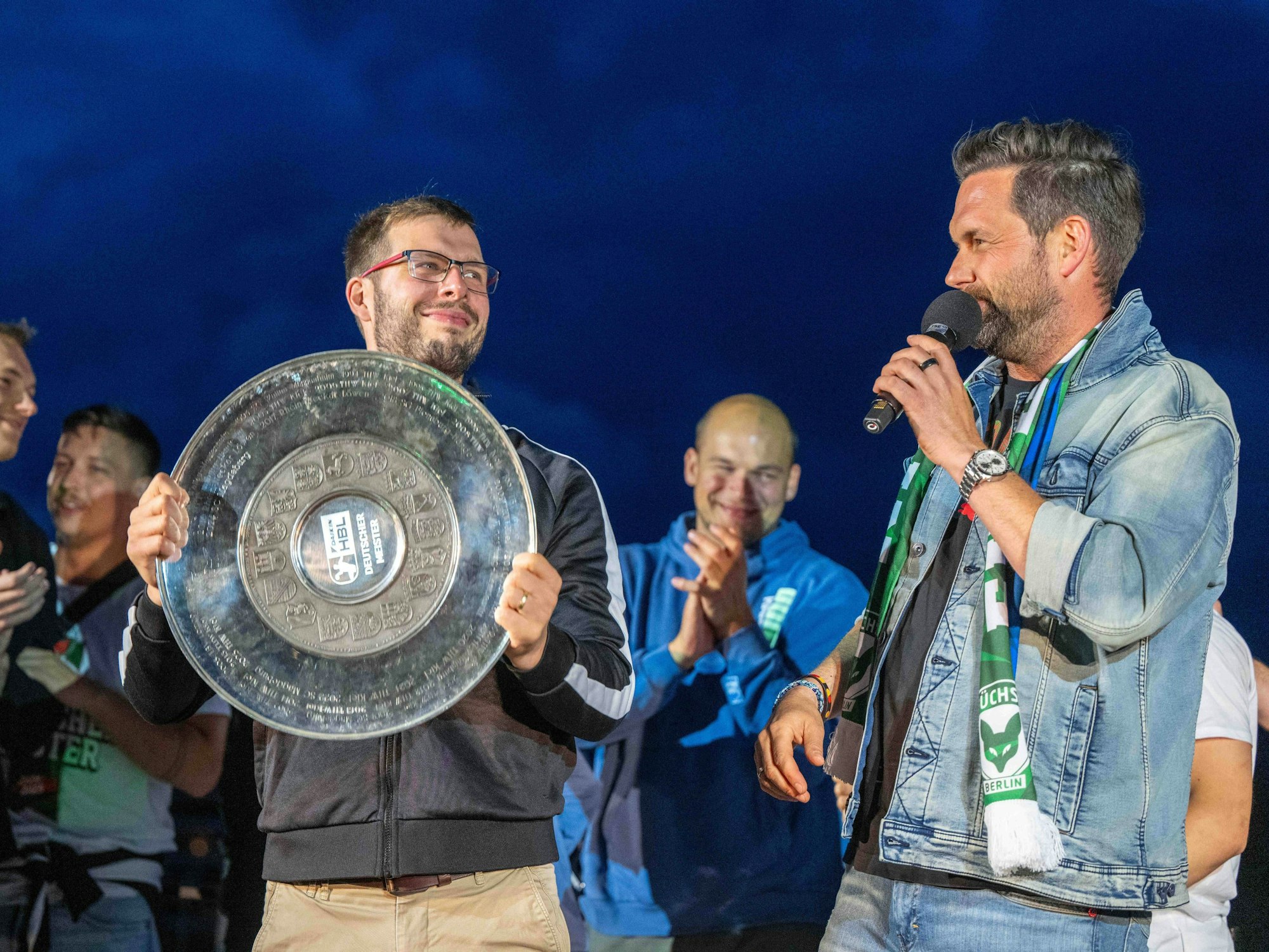 Füchse-Trainer Jaron Siewert präsentiert die Meisterschale der HBL.