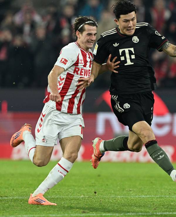 Jakub Kaminski im Laufduell im Min-jae Kim.