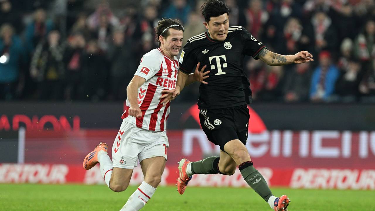 Jakub Kaminski im Laufduell im Min-jae Kim.