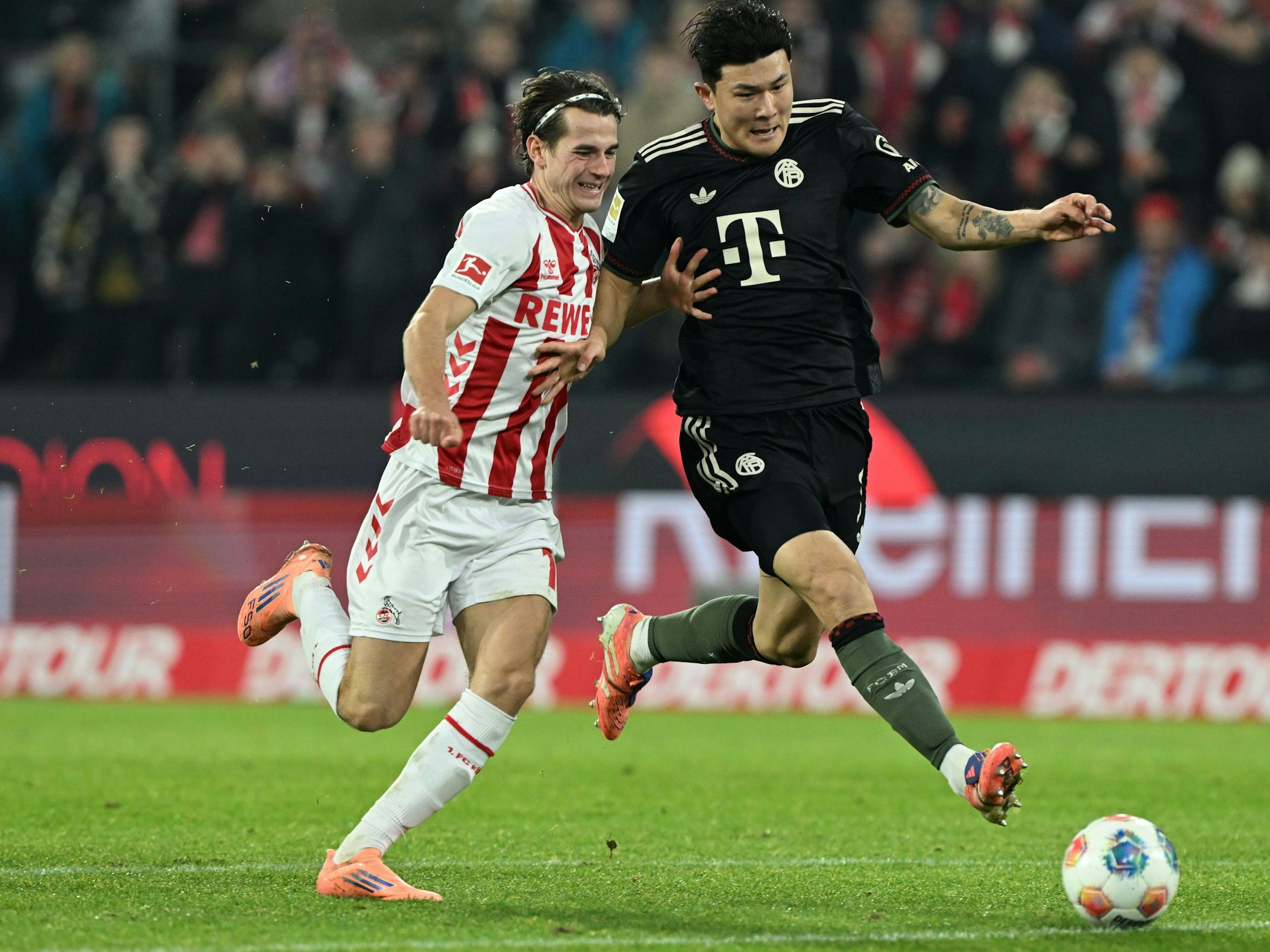 Jakub Kaminski im Laufduell im Min-jae Kim.