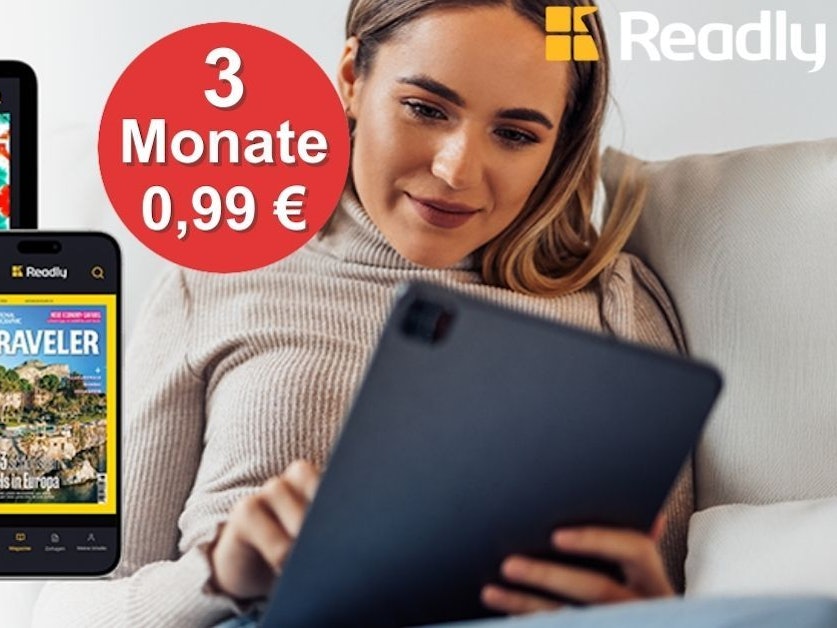 Junge Frau sitzt auf ihrem Sofa. Readly App mit mehreren Zeitschriften, Outdoor Zeitschrift auf einem Tablet.