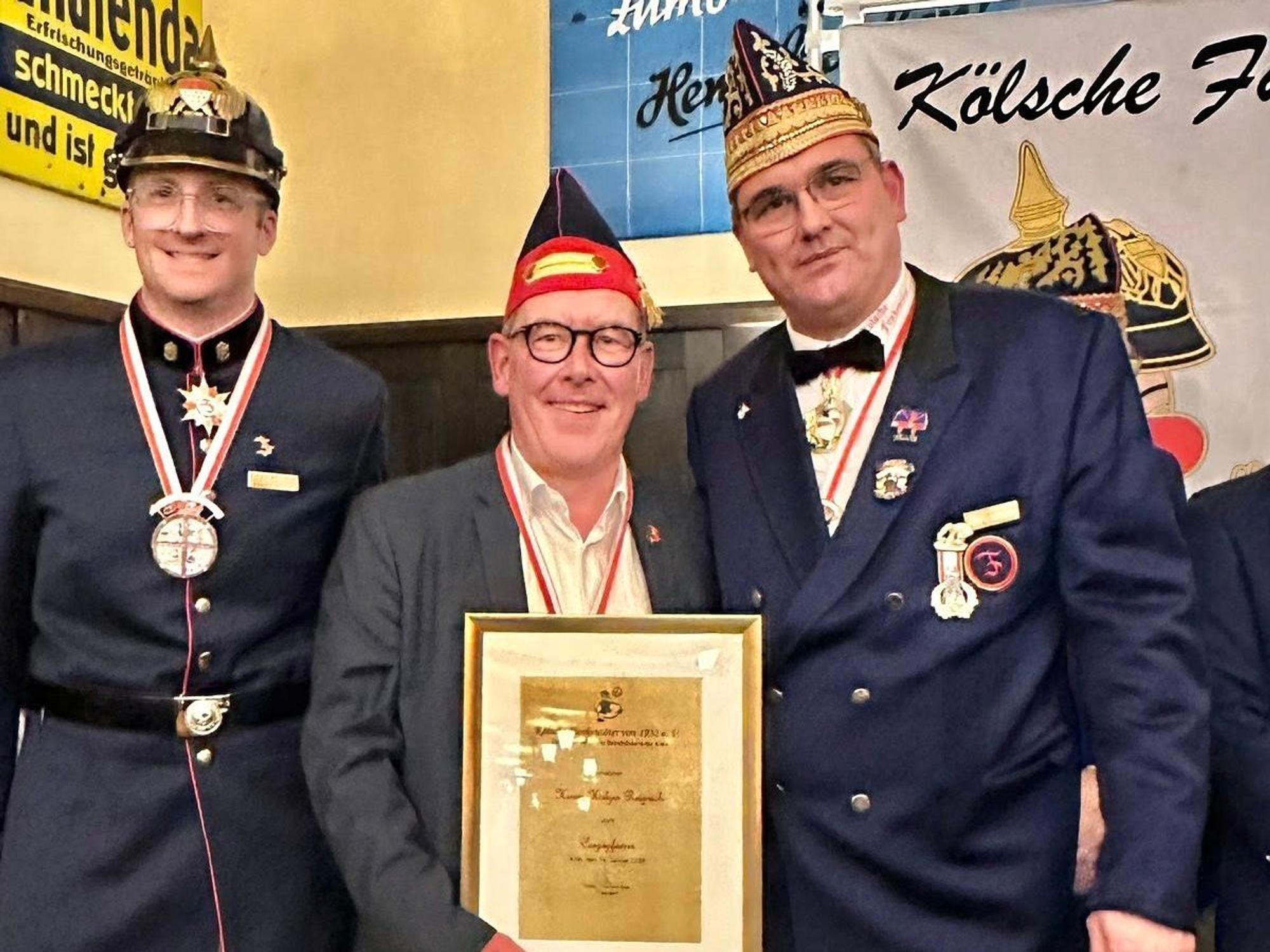 Guido Thiemermann zeichnet Holger Reiprich aus.