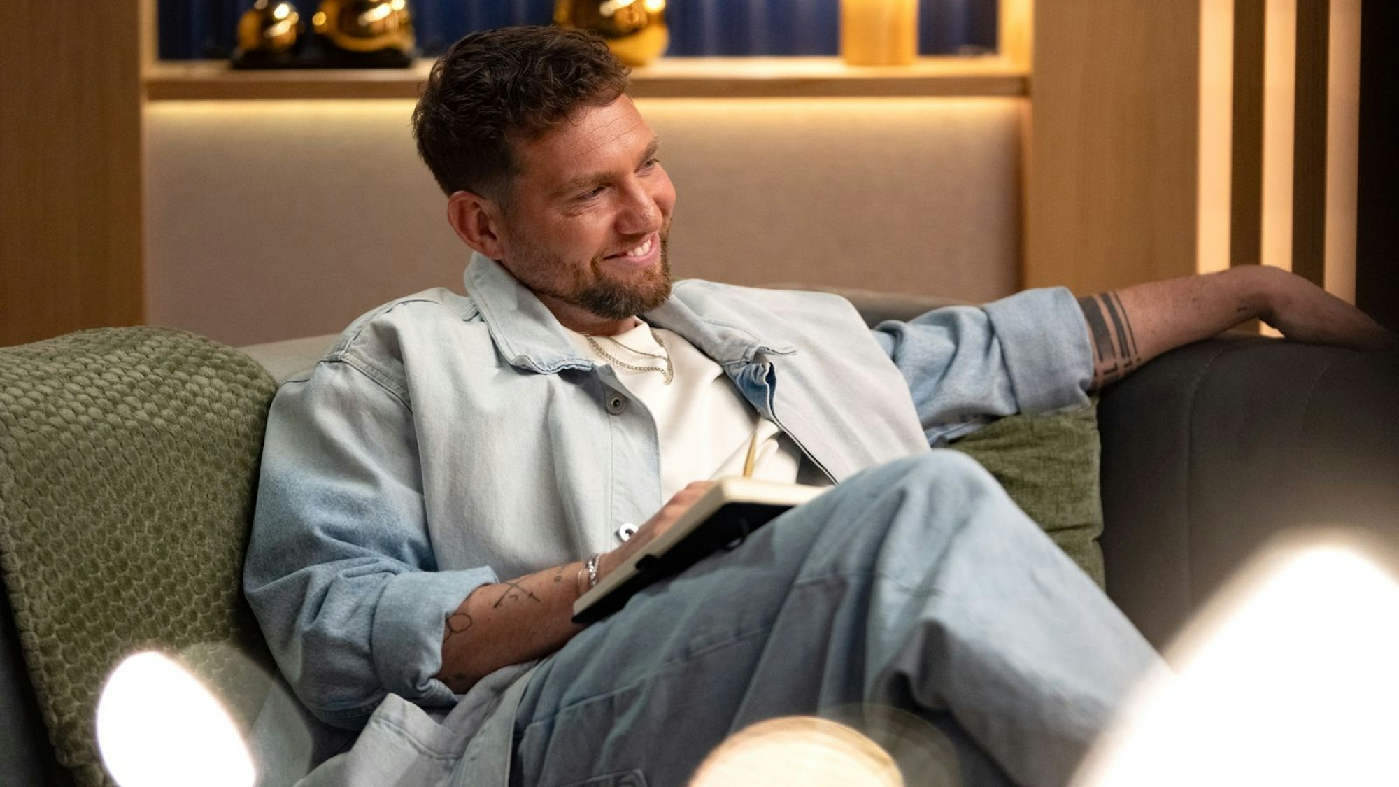 „Love is Blind: Germany“-Kandidat Konstantin Streifling musste sich erneut einer Tumor-OP unterziehen. (Bild: Netflix)