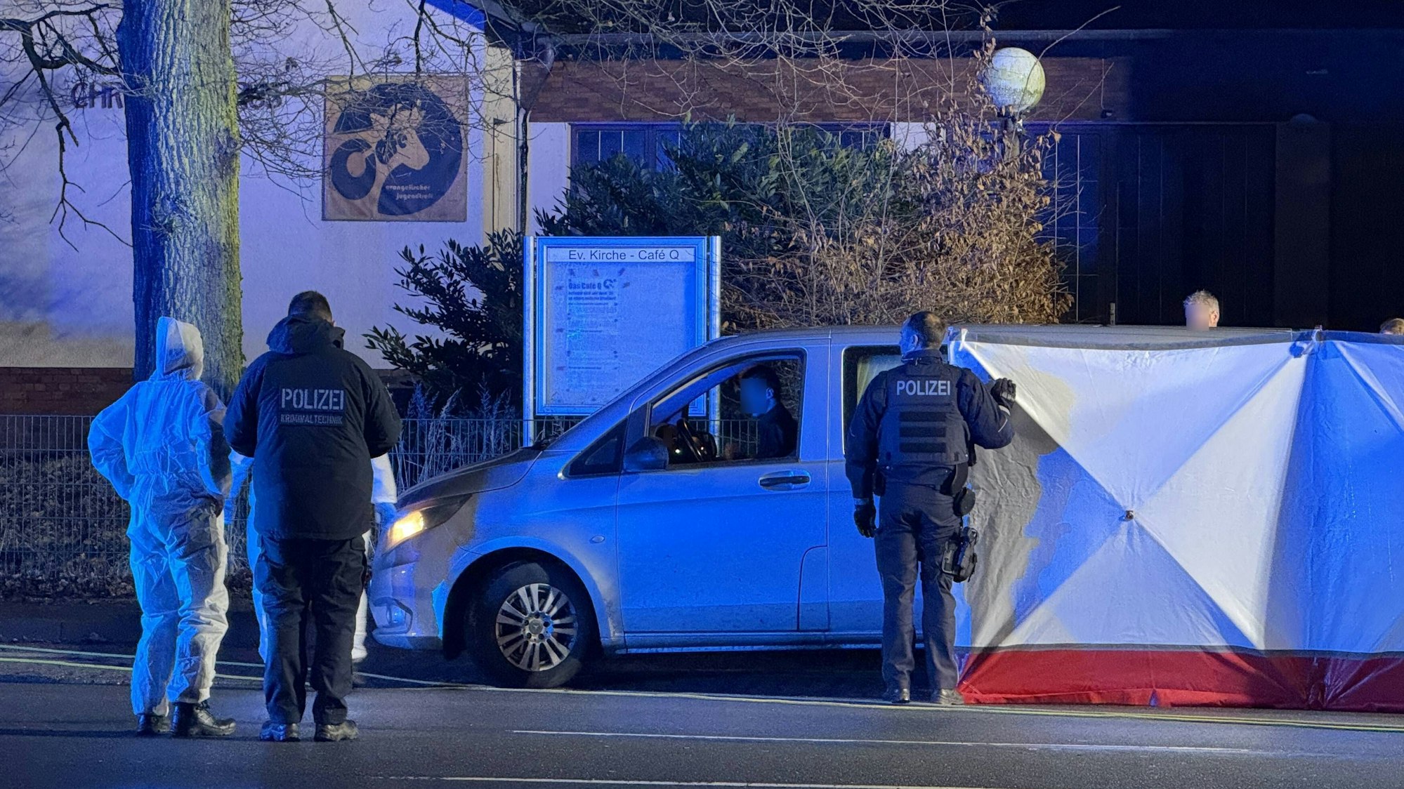 Polizeieinsatz bei Nacht mit Beamten und Zelt