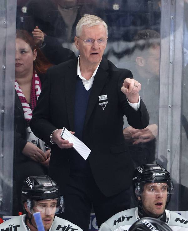 Kari Jalonen zeigt aufs Eis.