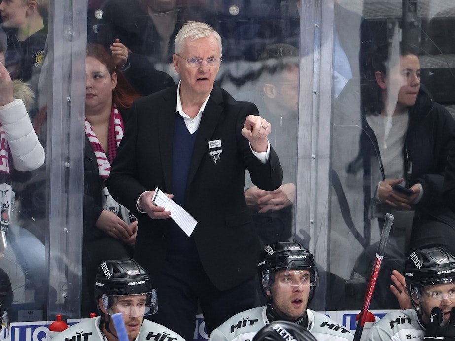 Kari Jalonen zeigt aufs Eis.