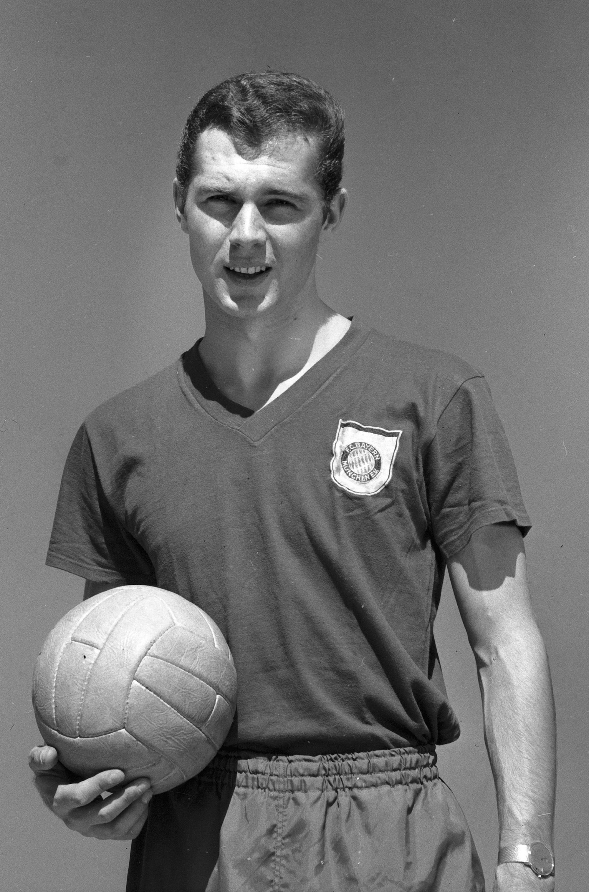 Franz Beckenbauer, der am 11. September 1945 in München geboren wurde, gilt bis heute als eine der bedeutendsten Persönlichkeiten in der Geschichte des Fußballs.
(Bild: Bayerische Staatsbibliothek Bildarchiv)