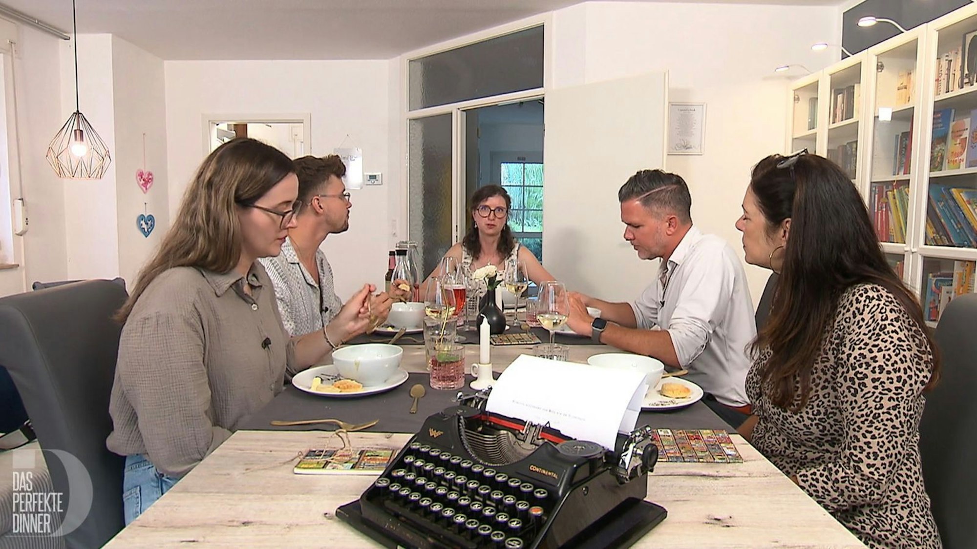 An Tag 3 im Ruhrgebiet trifft sich die „Dinner“-Runde bei Karo (Mitte) in Bochum. (Bild: RTL)