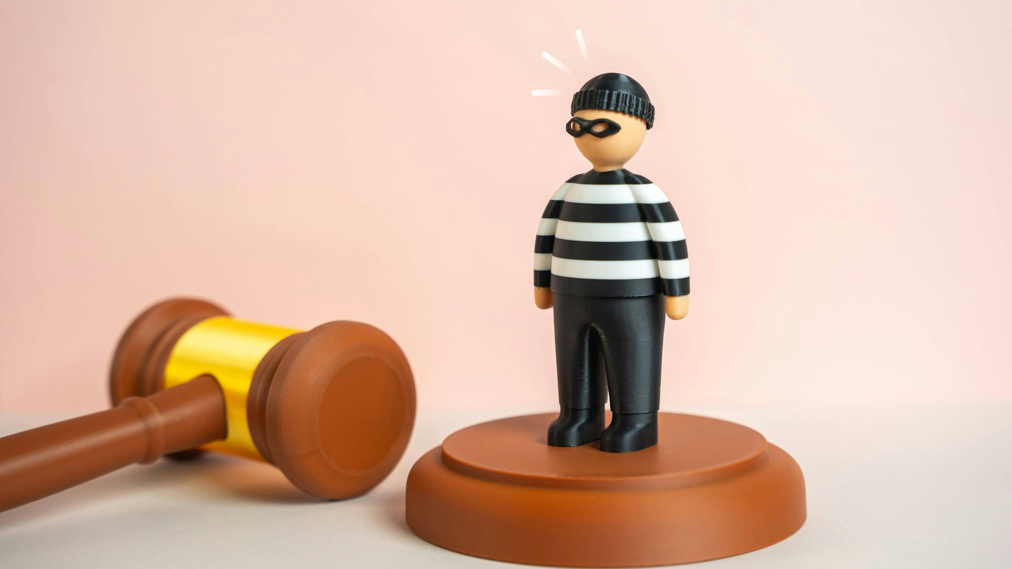 Figur eines Verbrechers und ein Richterhammer