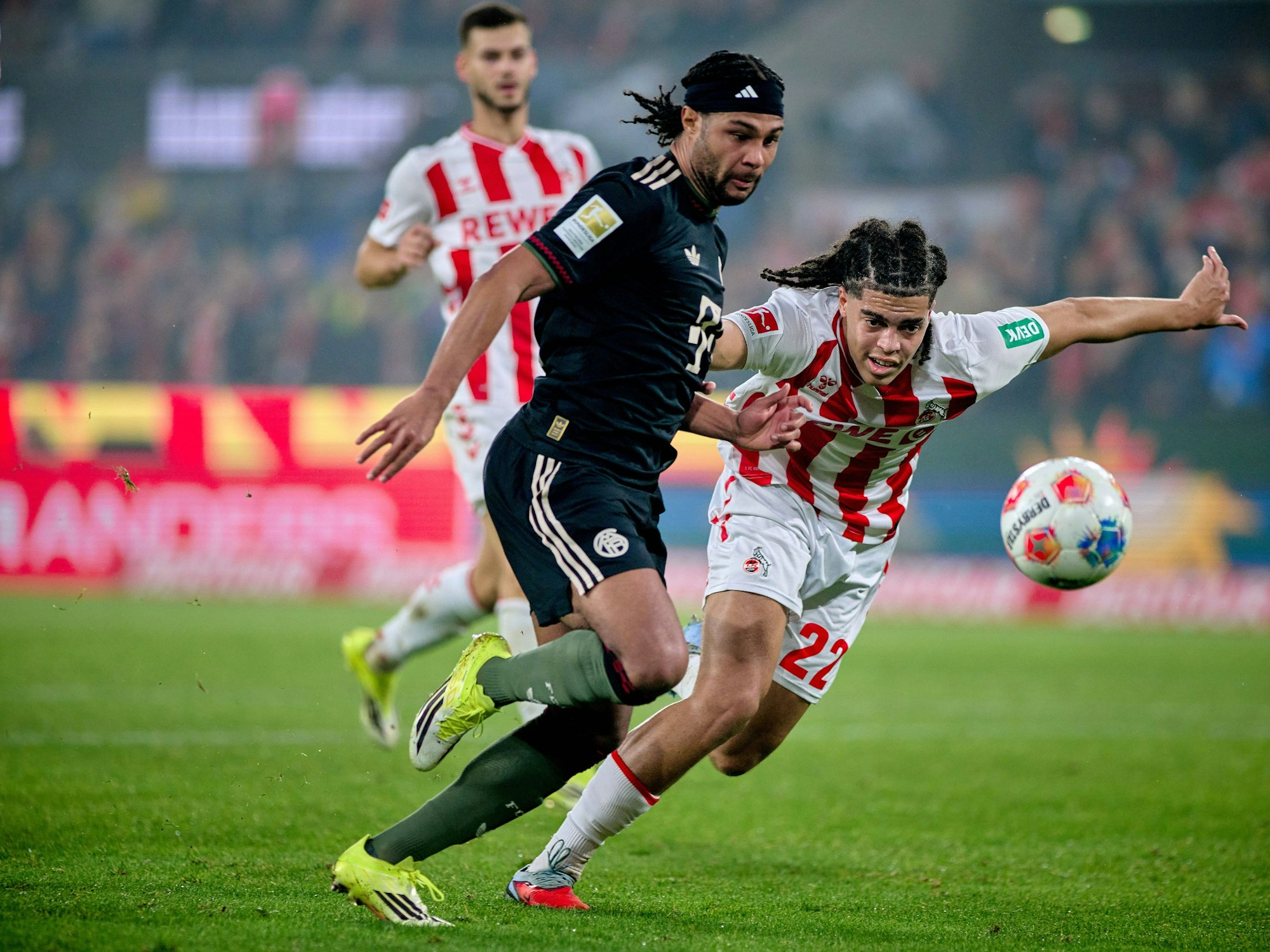 Jahmai Simpson-Pusey im Zweikampf mit Serge Gnabry.