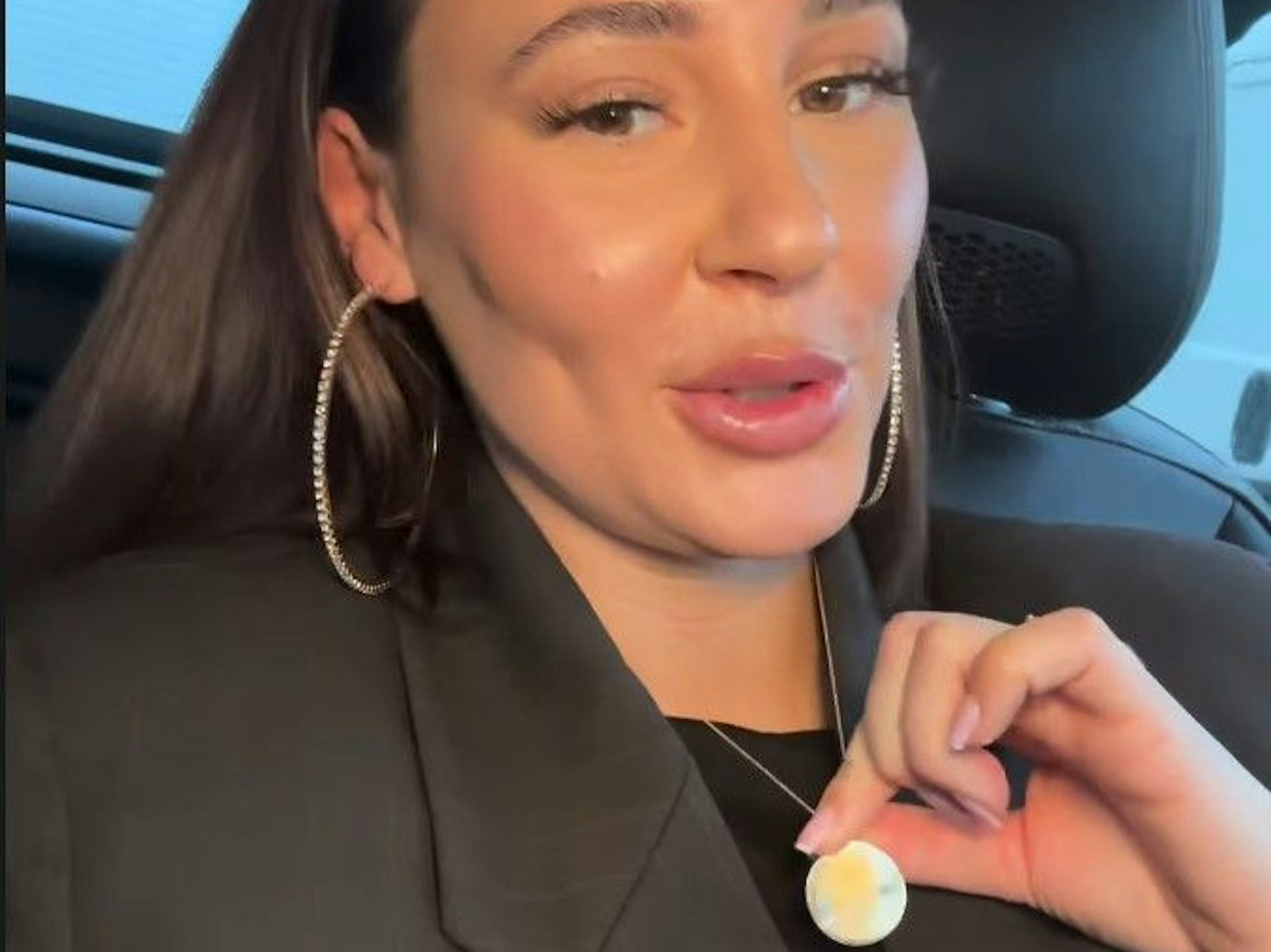 Friedhof im Winter mit Schnee, Kreuzen und Pflanzen