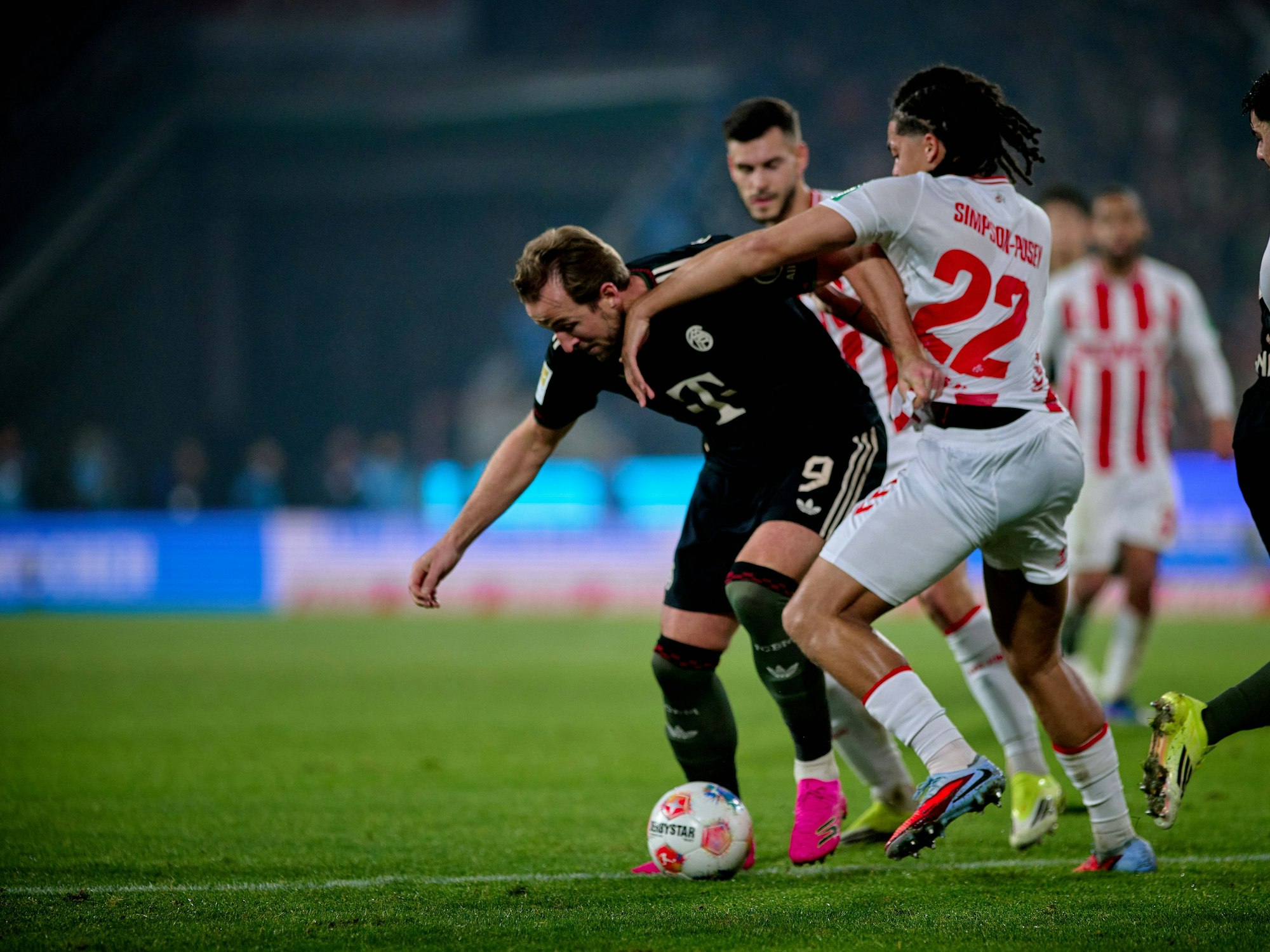 Harry Kane im Zweikampf mit Jahmai Simpson-Pusey.