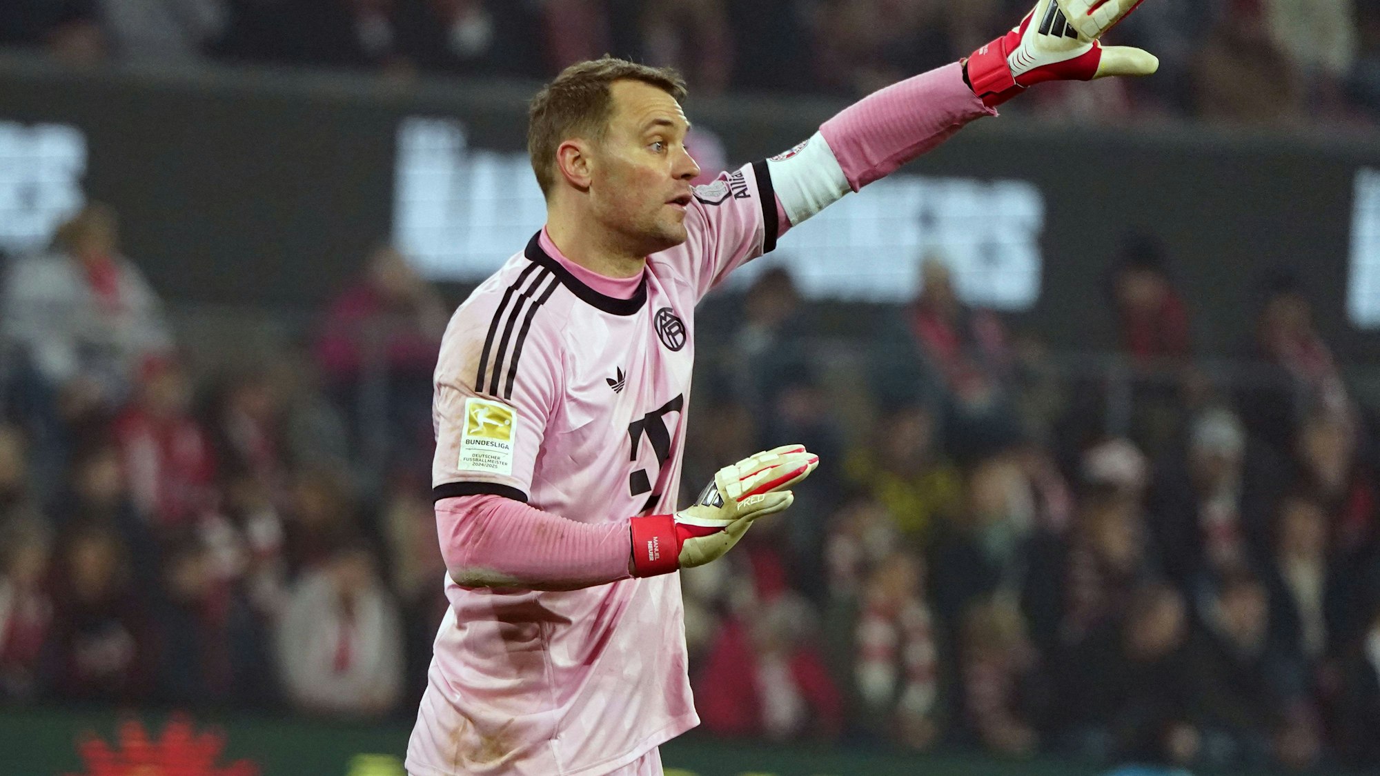 Manuel Neuer in einem rosa Torwarttrikot