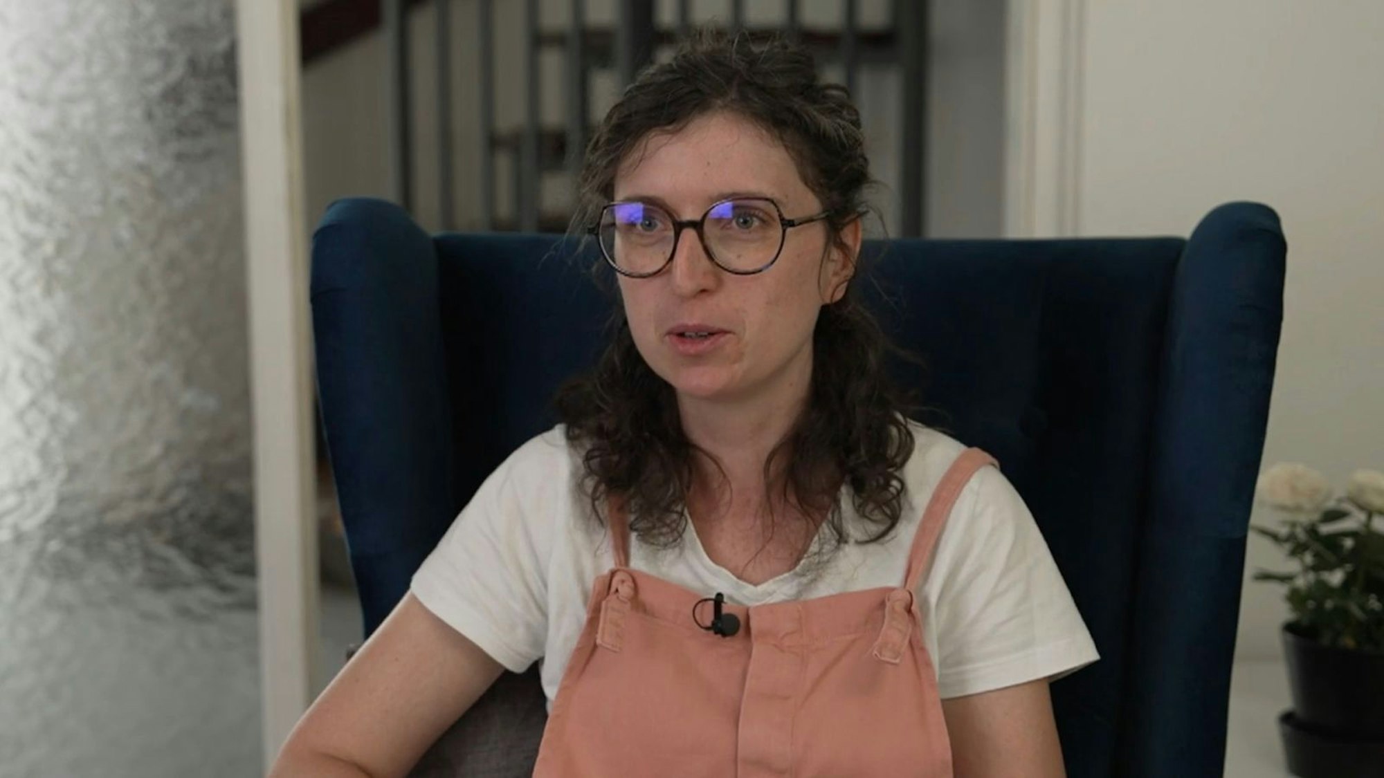 Hobbyköchen und Bücherwurm Karo (36) lädt an Tag 3 nach Bochum. (Bild: RTL)