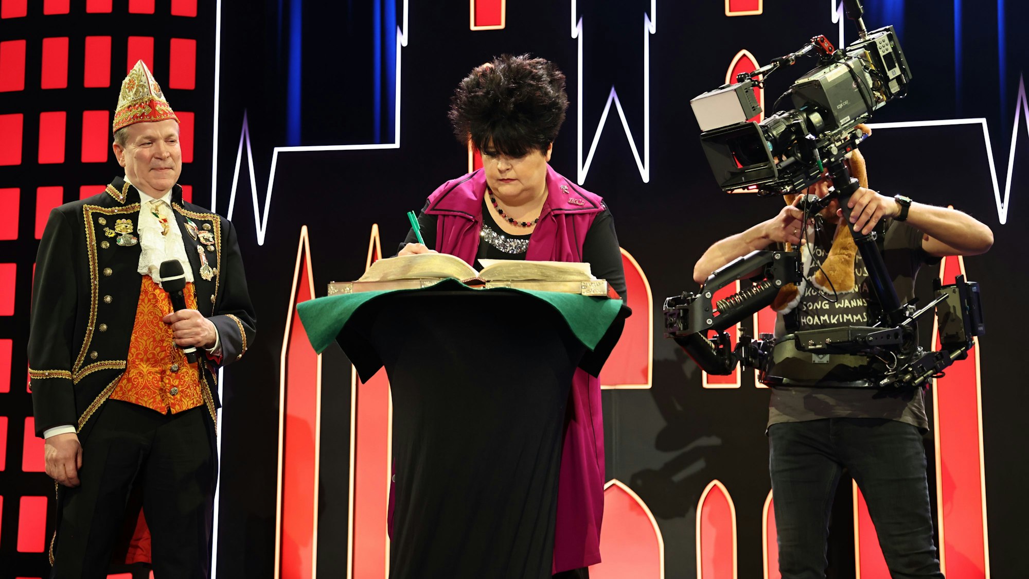 Ingrid Kühne trägt sich in das Goldene Buch des Karnevals ein.