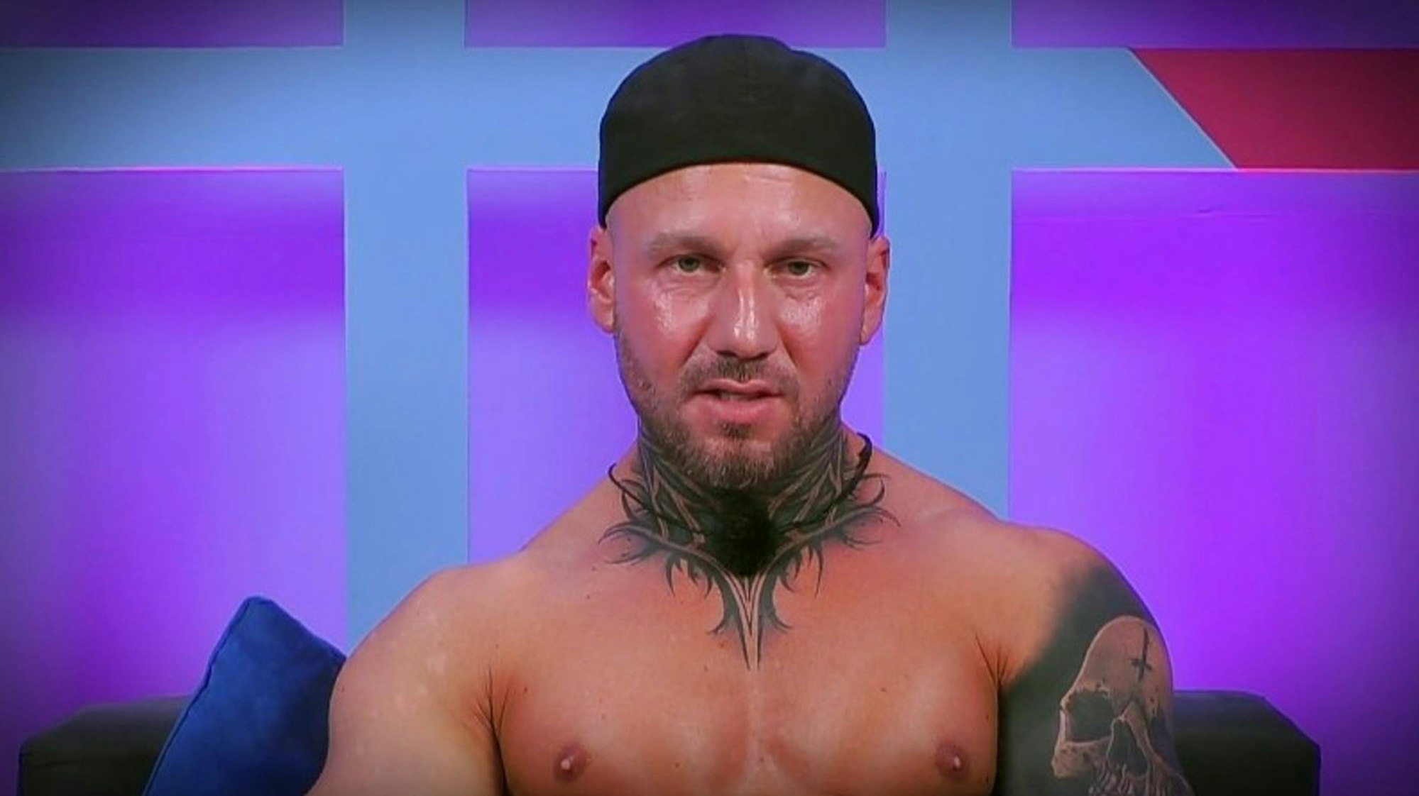 Johannes ist genervt von David und überhaupt allem - dabei sitzt auch seine Freundin in der Partnerinnen-Villa. (Bild: RTL)