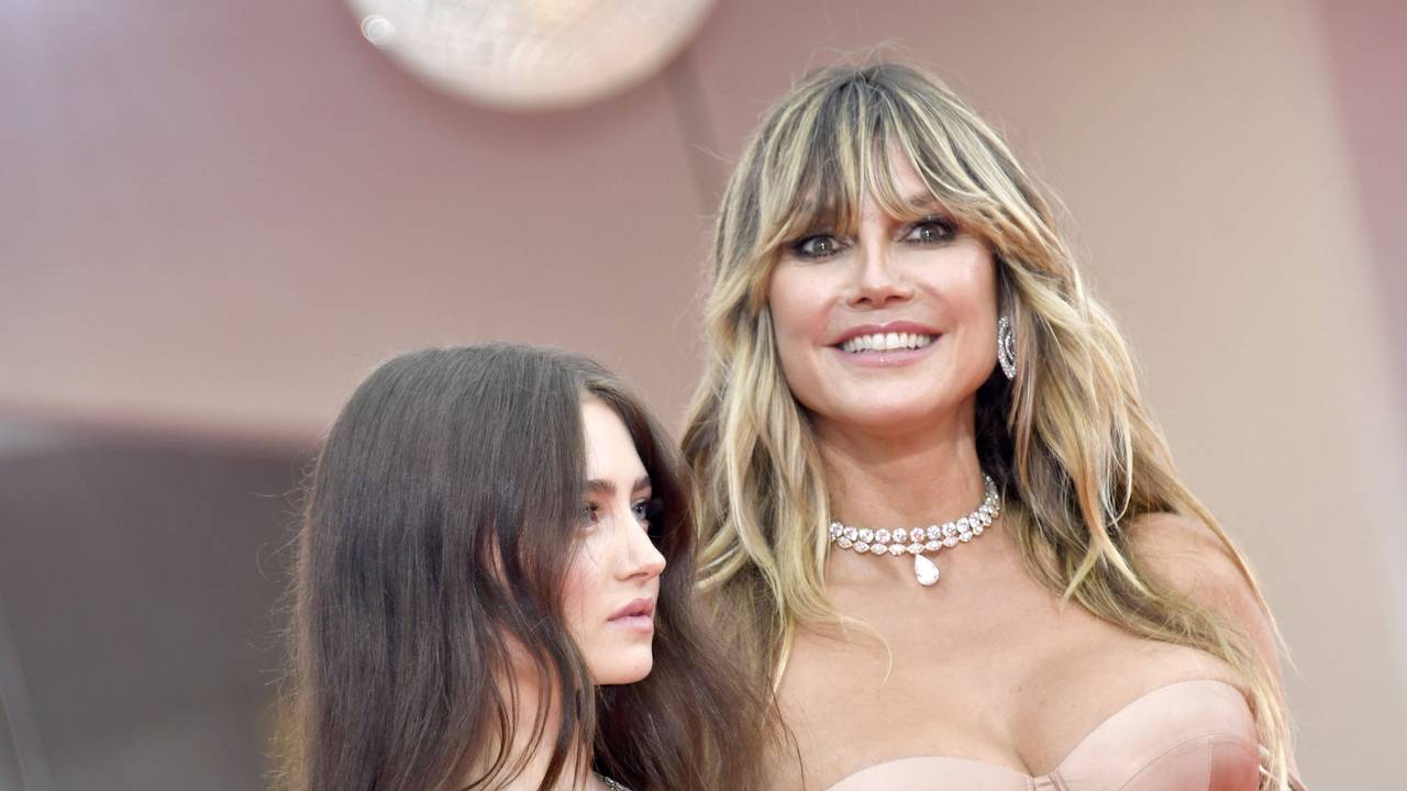 Leni und Heidi Klum posieren für Fotografen.