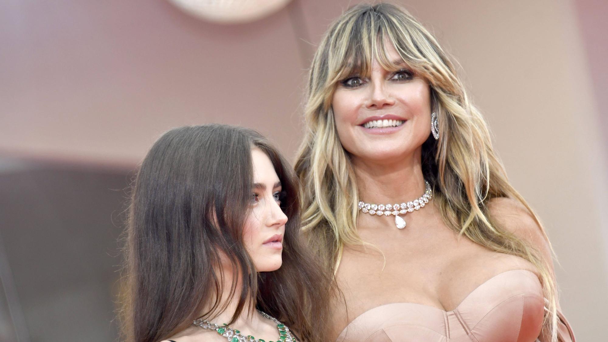 Leni und Heidi Klum posieren für Fotografen.