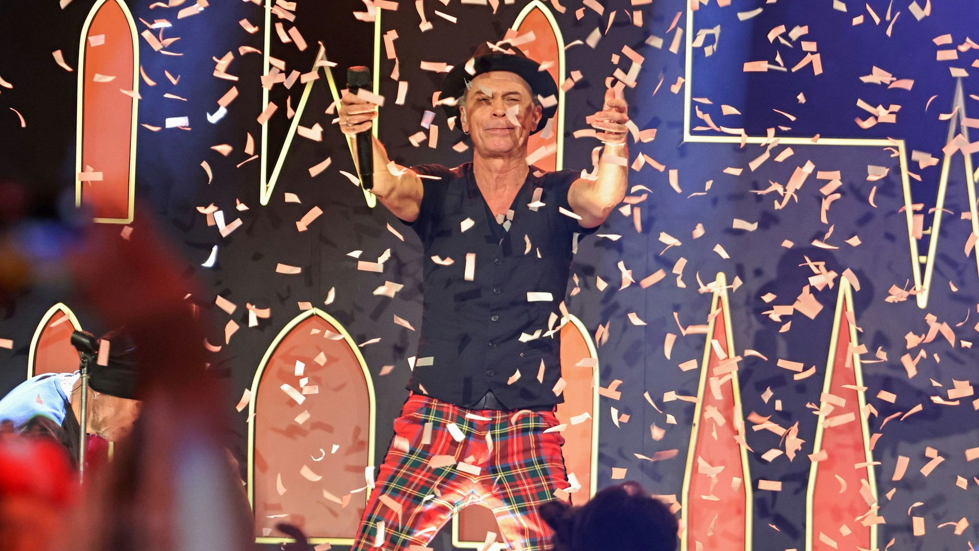 Peter Brings steht beim Auftritt auf der Bühne.