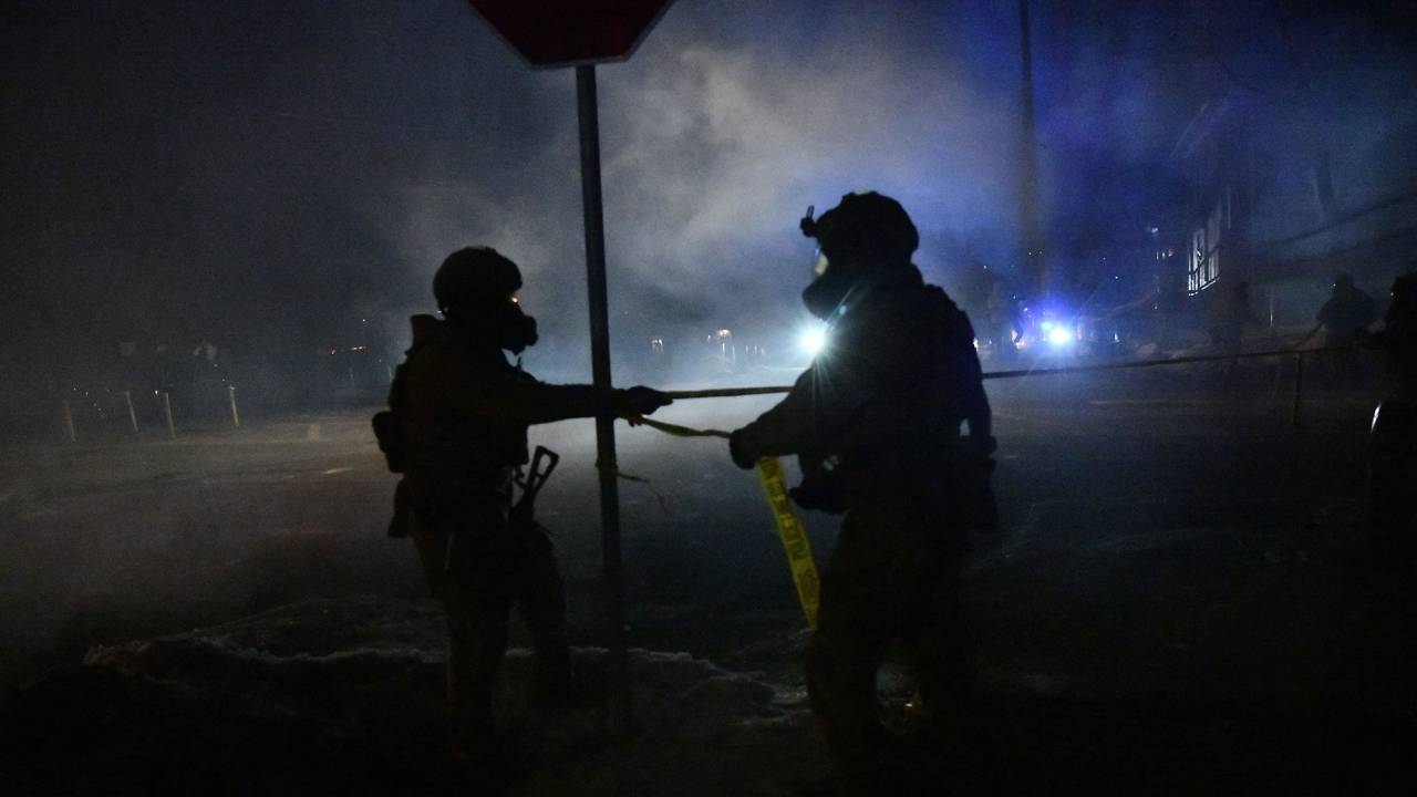 Bundespolizisten in Kampfausrüstung sperren einen Bereich ab, nachdem es Schüssen auf einen venezolanischen Mann am 14. Januar 2026 zu Protesten gekommen war.