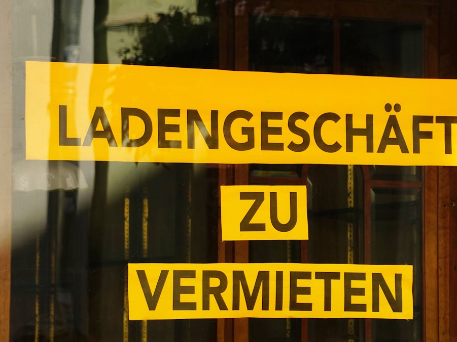 Gelbes Schild „Ladengeschäft zu vermieten“