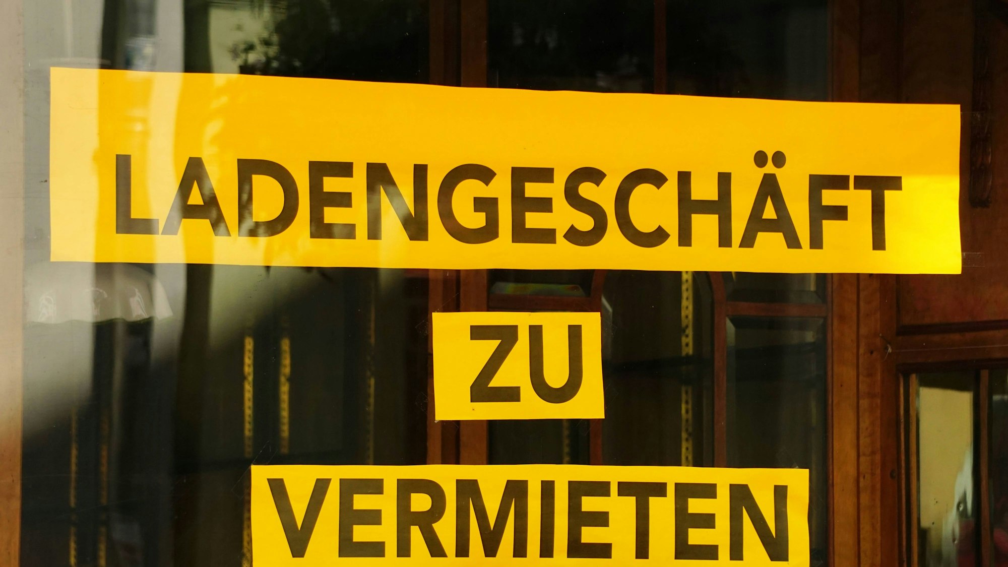 Gelbes Schild „Ladengeschäft zu vermieten“