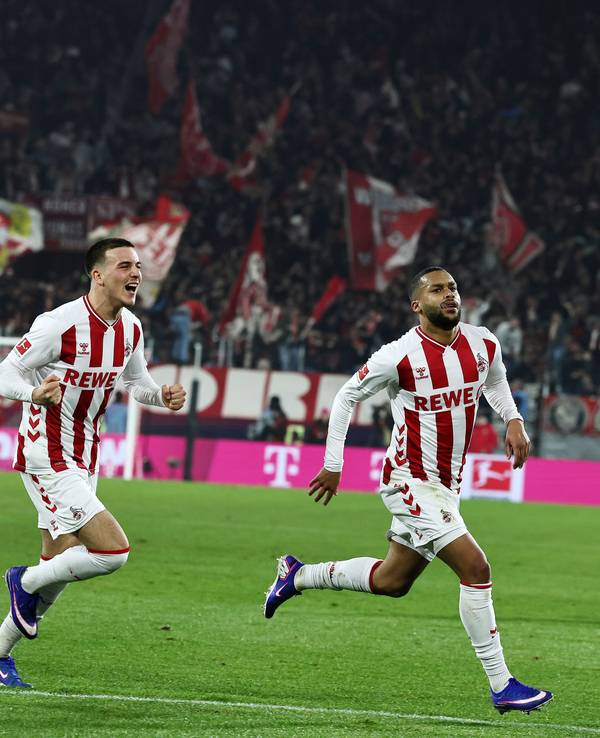 Linton Maina bejubelt seinen Treffer zum 1:0 gegen Bayern München, hinter ihm läuft Said El Mala.