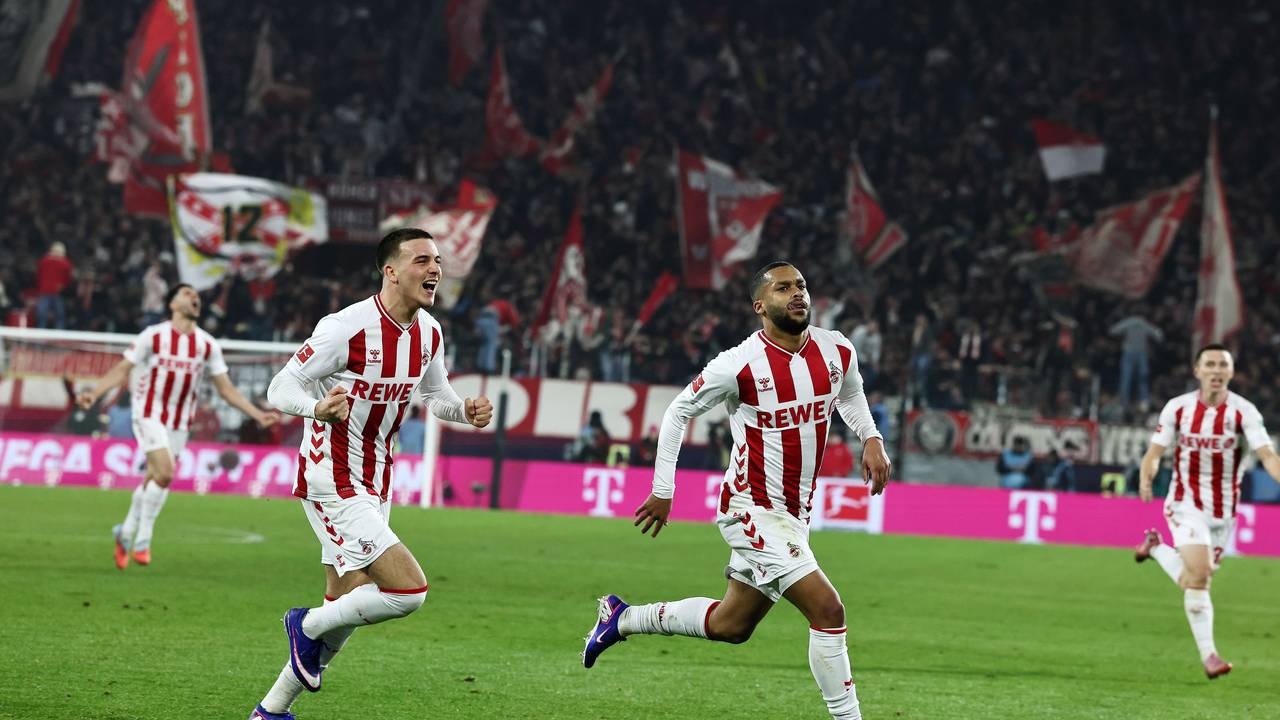 Linton Maina bejubelt seinen Treffer zum 1:0 gegen Bayern München, hinter ihm läuft Said El Mala.