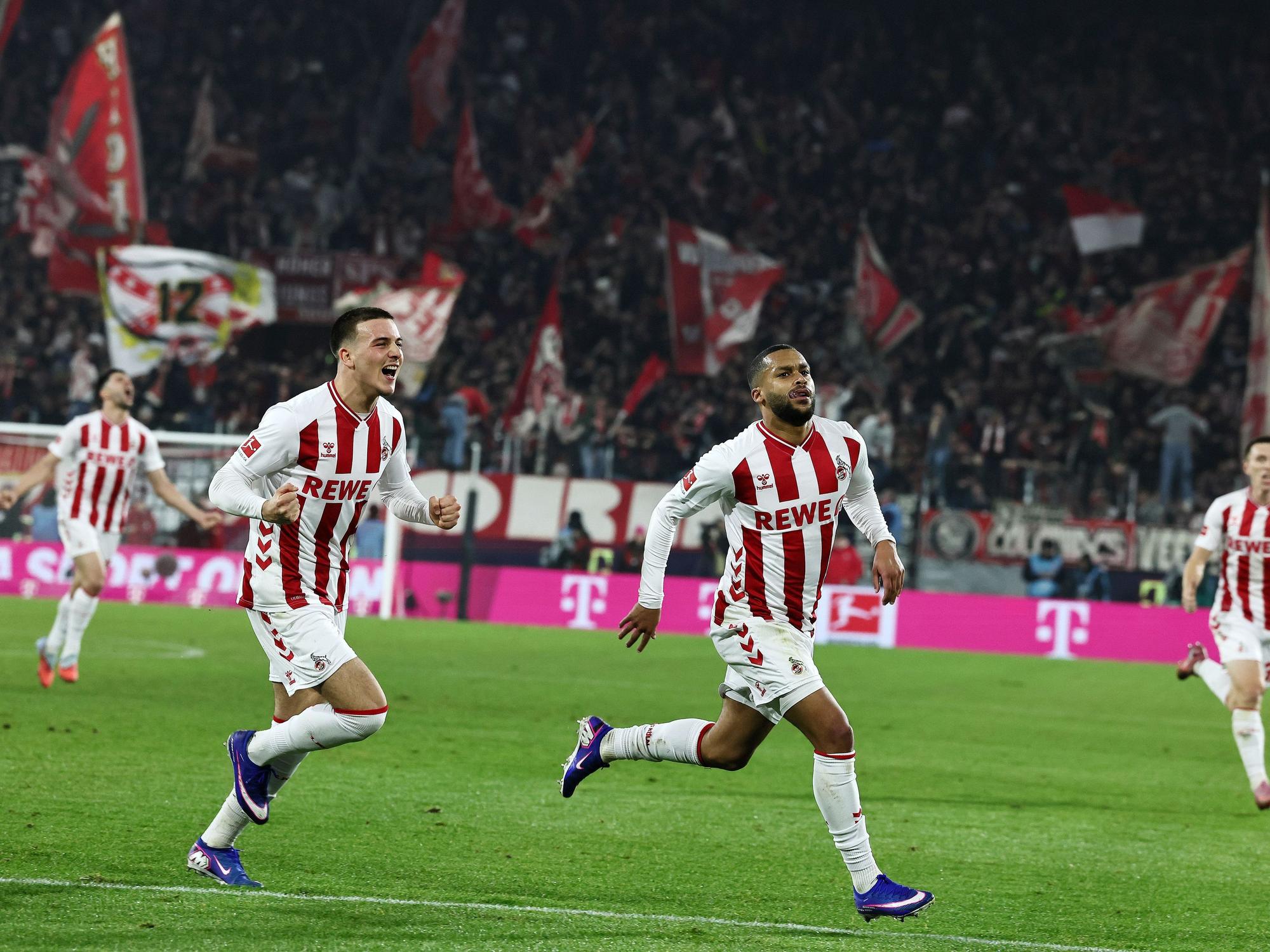 Linton Maina bejubelt seinen Treffer zum 1:0 gegen Bayern München, hinter ihm läuft Said El Mala.